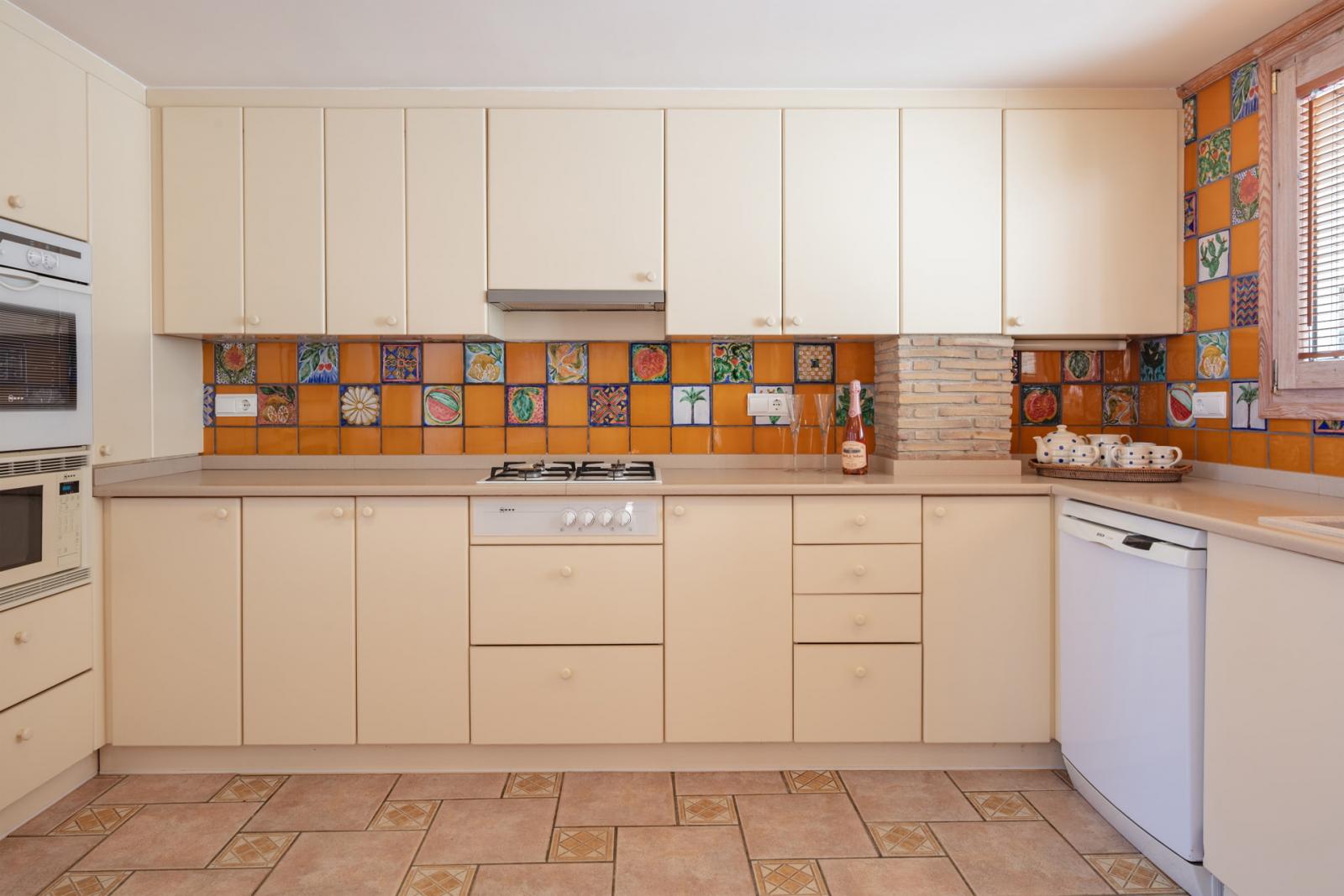 Photo number 4. Property for sale in Denia. Ref.: EIR-755882