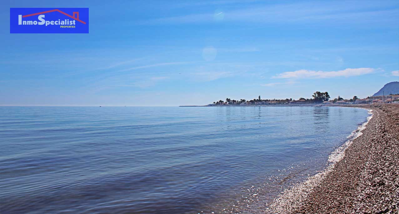 Mar azul en playa Almadrava