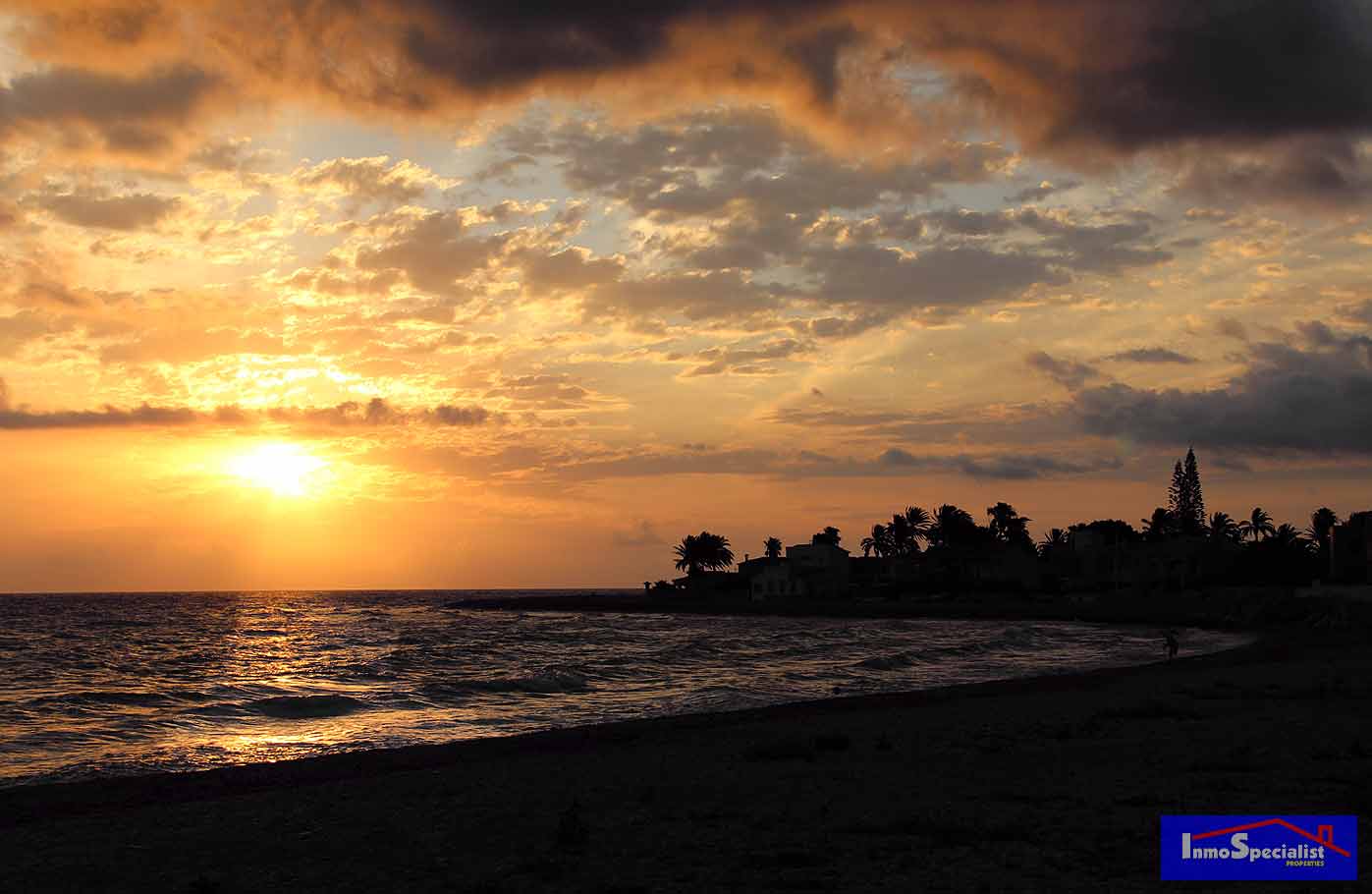 Sunrise en Almadraba Beach