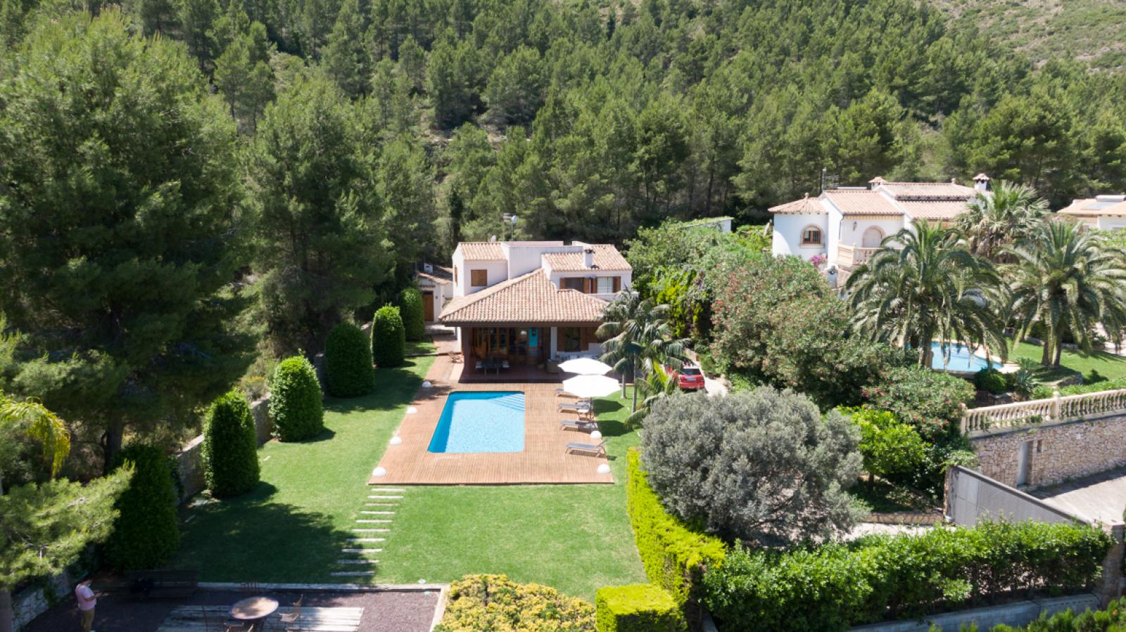 Chalet en venta en Denia. La propiedad cuenta con una superficie de 278 m2 mientras que la parcela abarca 1.605 m2. La vivienda se sitúa en la planta baja y posee 4 dormitorios y 3 baños. El edificio dispone de piscina y  jardín. Se ubica en la zona de Montgó de Denia.
