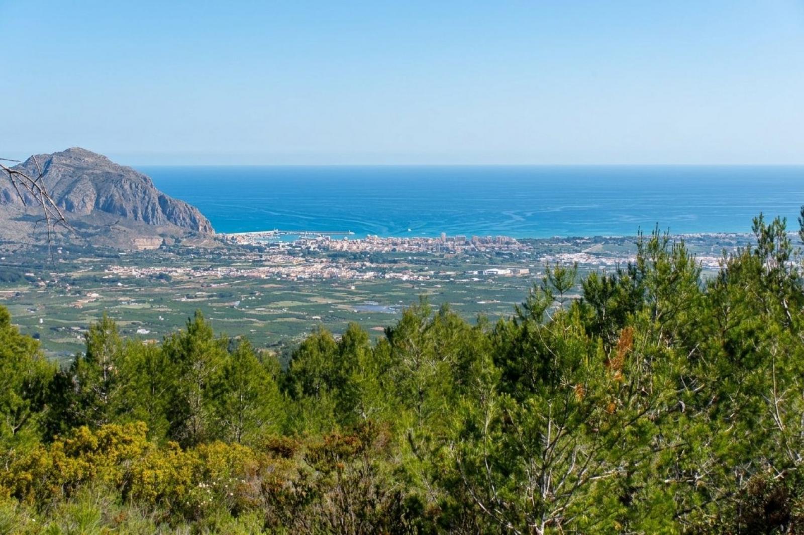 Solar - Terreno en venta. La propiedad cuenta con una superficie de 100 m2 mientras que la parcela abarca 1.037.000 m2. Se ubica en la zona de  de .