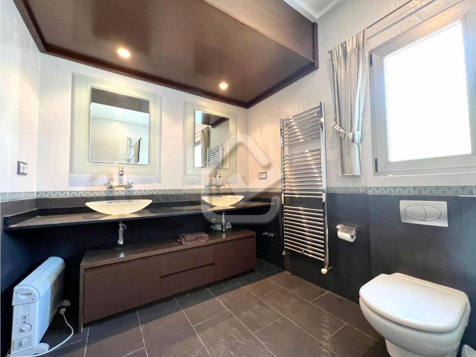 Chalet en venta en Denia con vistas al mar. La propiedad cuenta con una superficie de 270 m2 mientras que la parcela abarca 991 m2. La vivienda se sitúa en la planta baja y posee 4 dormitorios y 3 baños. El edificio dispone de piscina y  jardín. Se ubica en el sector Tossal Gros de la zona Montgó de Denia.