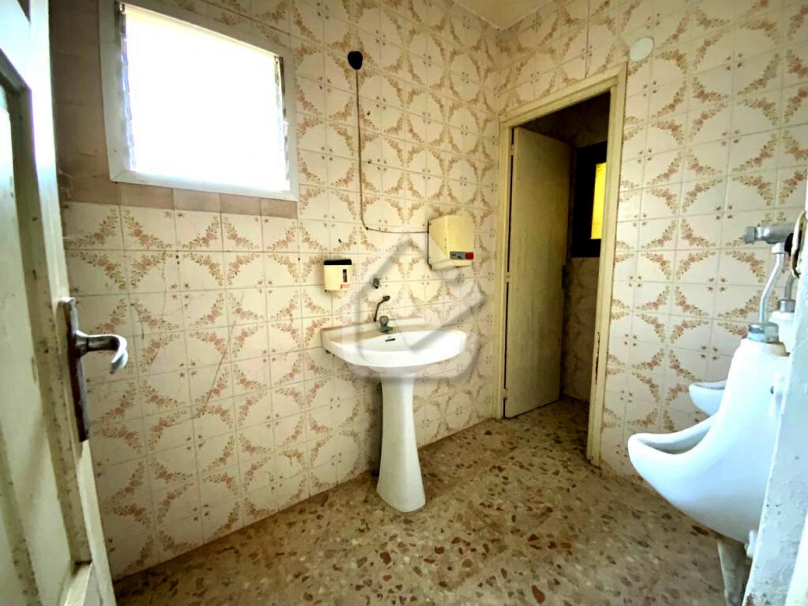 Local comercial - Nave industrial en venta en Benidoleig con vistas al mar. La propiedad cuenta con una superficie de 612 m2 mientras que la parcela abarca 1.085 m2. Se ubica en la zona de Periferia de Benidoleig.