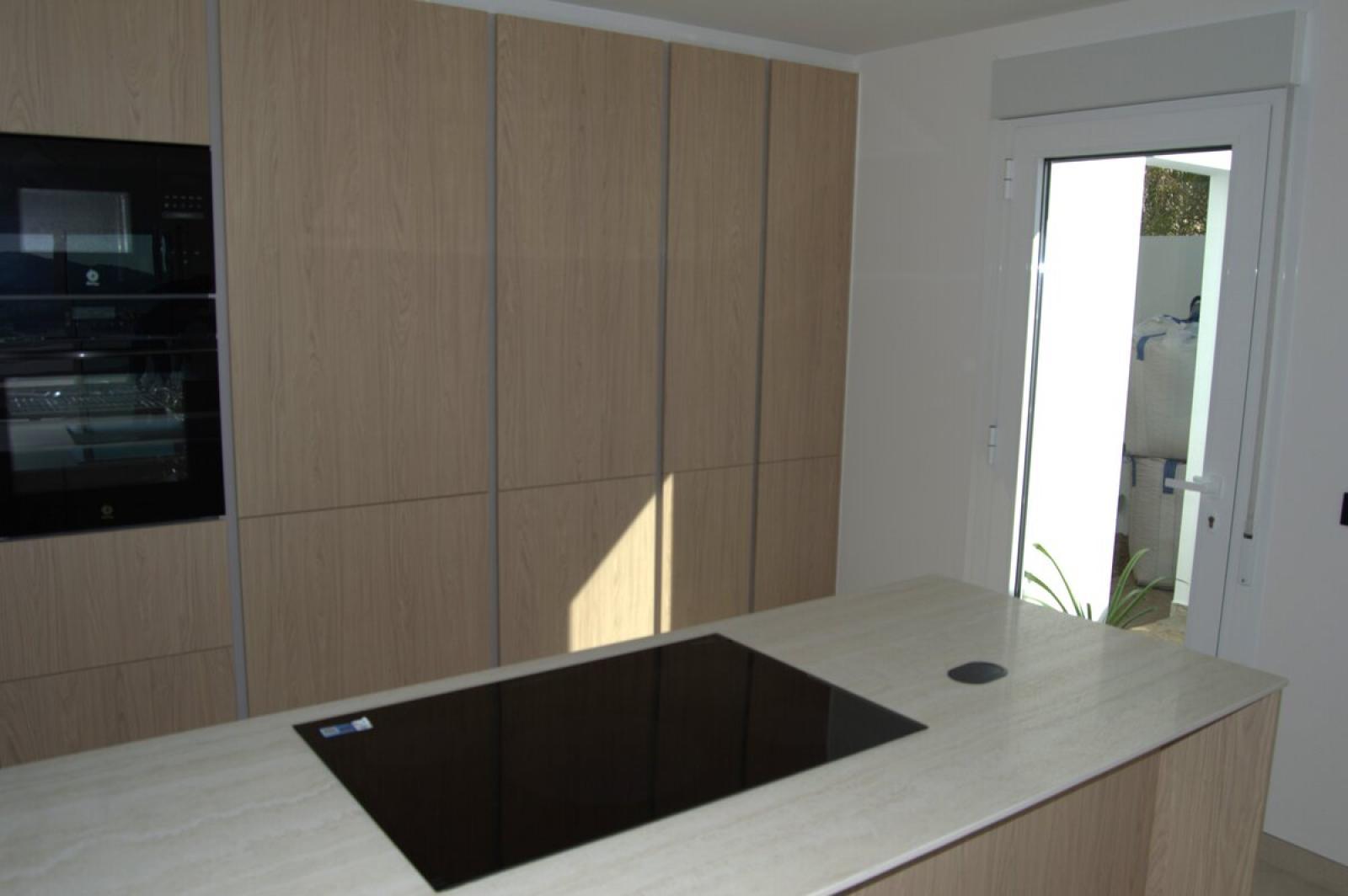 Chalet en venta en Jalón / Xaló. La propiedad cuenta con una superficie de 156 m2 mientras que la parcela abarca 423 m2. La vivienda se sitúa en la planta baja y posee 3 dormitorios y 2 baños. El edificio dispone de piscina y  jardín. Se ubica en la zona de Periferia de Jalón / Xaló.