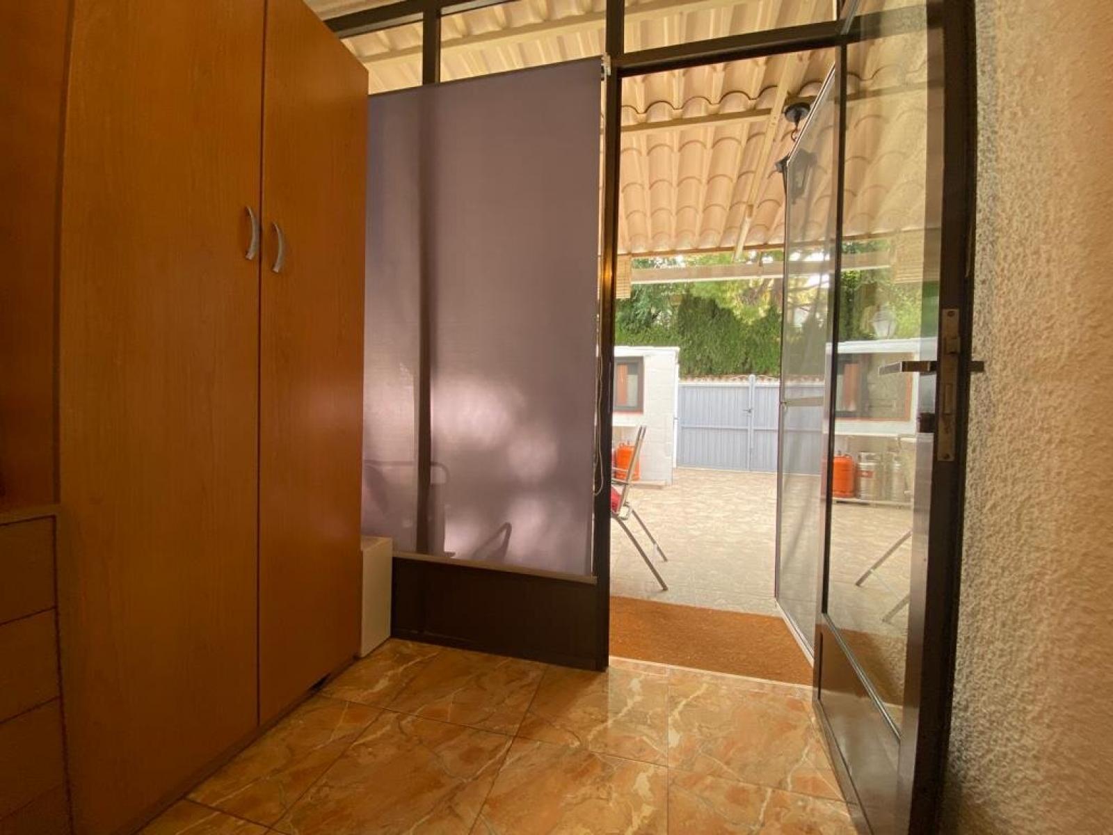 Bungalow - Adosado en venta en Denia. La propiedad cuenta con una superficie de 92 m2. La vivienda se sitúa en la planta baja y posee 2 dormitorios, 1 baño y 1 aseo. El edificio dispone de piscina y  jardín. Se ubica en el sector Alquerías de la zona Montgó de Denia.