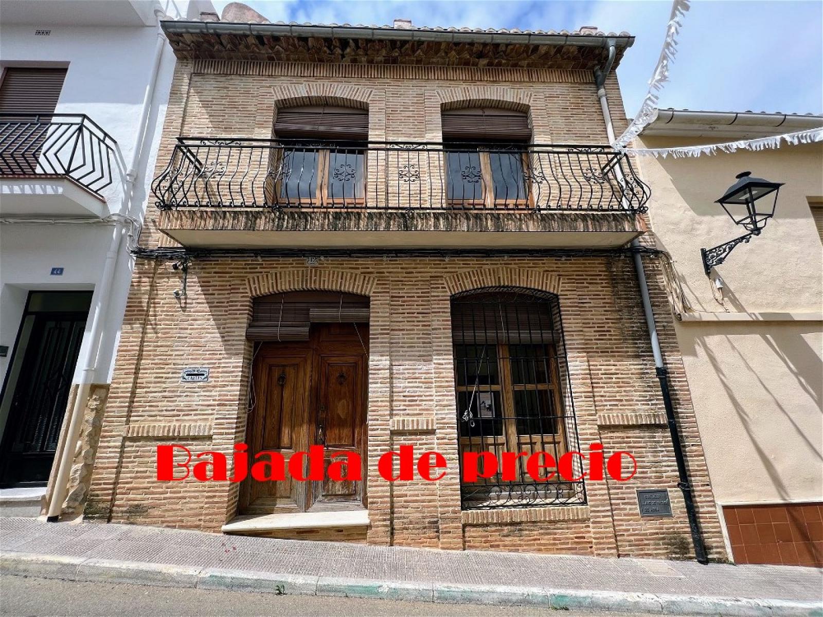 Casa de pueblo en venta en Orba. La propiedad cuenta con una superficie de 325 m2 mientras que la parcela abarca 325 m2. La vivienda se sitúa en la planta baja y posee 5 dormitorios y 3 baños. Se ubica en la zona de  de Orba.