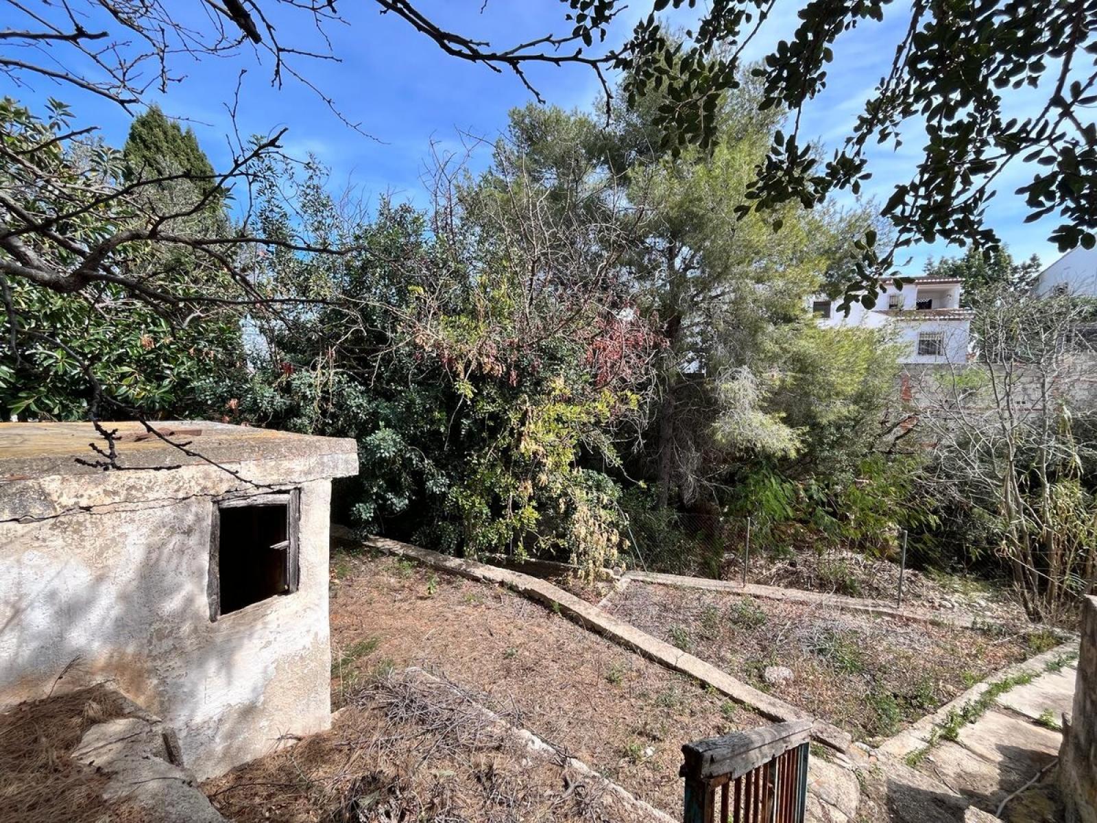 Chalet en venta en Denia con vistas al mar. La propiedad cuenta con una superficie de 111 m2 mientras que la parcela abarca 807 m2. La vivienda se sitúa en la planta baja y posee 3 dormitorios, 1 baño y 1 aseo. Se ubica en el sector Florida, La de la zona Montgó de Denia.