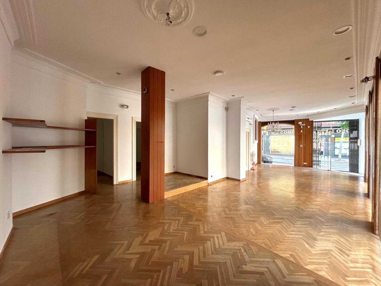 Local comercial - Nave industrial en venta en Denia. La propiedad cuenta con una superficie de 432 m2. La vivienda se sitúa en la planta baja y posee 3 baños y 1 aseo. Se ubica en el sector París de la zona Casco Urbano de Denia.