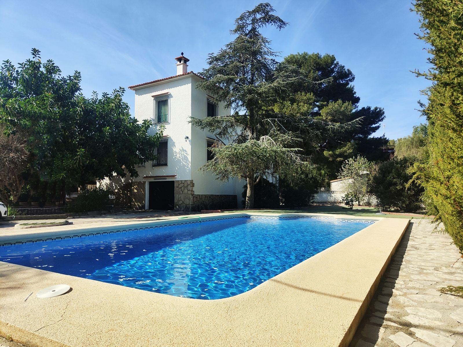 Chalet en venta en Denia. La propiedad cuenta con una superficie de 364 m2 mientras que la parcela abarca 1.500 m2. La vivienda se sitúa en la planta baja y posee 5 dormitorios y 2 baños. El edificio dispone de piscina y  jardín. Se ubica en la zona de Las Rotas de Denia.