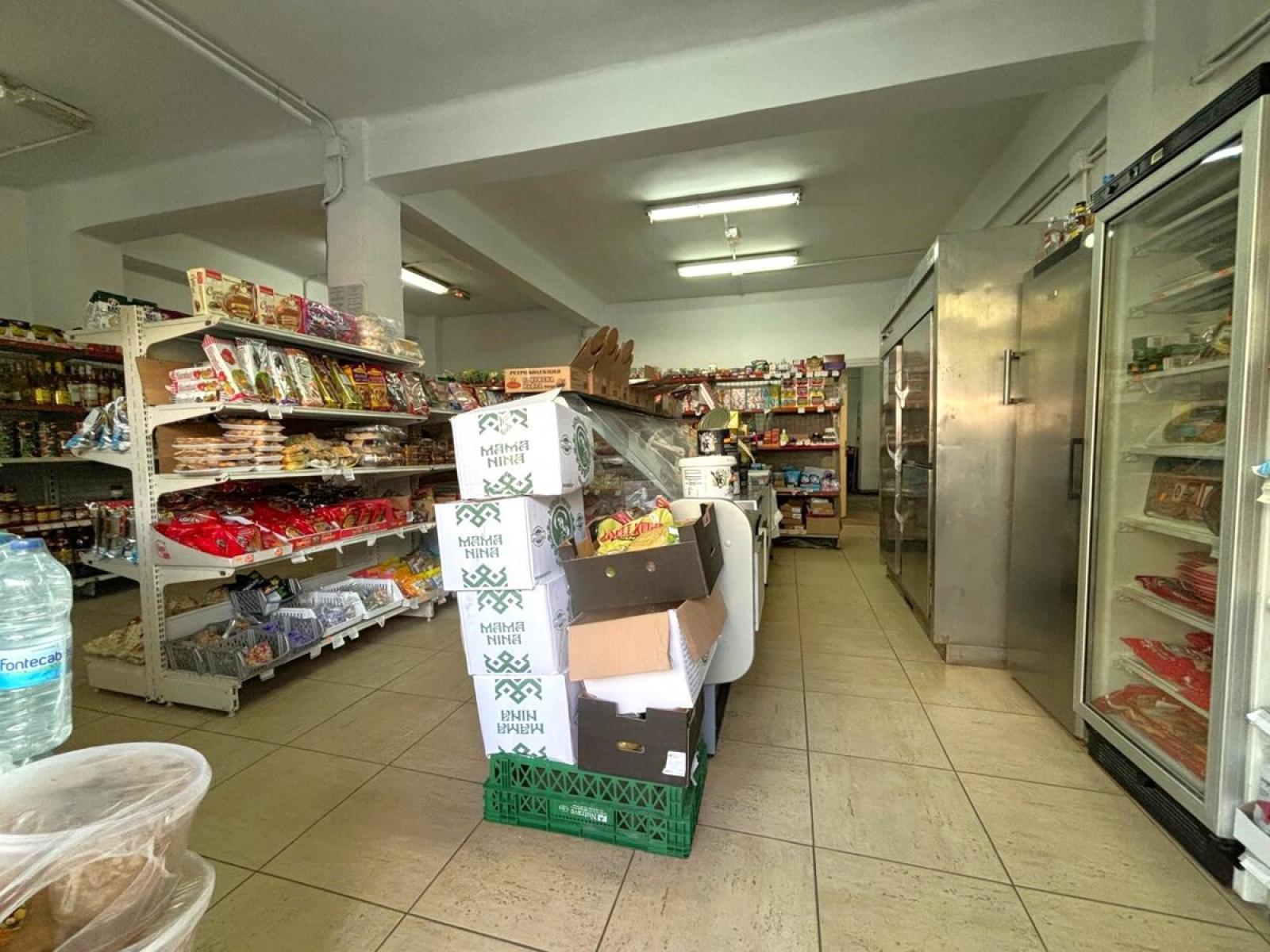 Local comercial - Nave industrial en venta en Denia. La propiedad cuenta con una superficie de 110 m2. La vivienda se sitúa en la planta baja y posee 1 aseo. Se ubica en el sector París de la zona Casco Urbano de Denia.