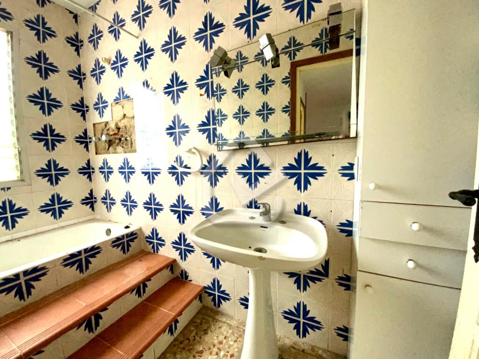 Chalet en venta con vistas al mar. La propiedad cuenta con una superficie de 612 m2 mientras que la parcela abarca 1.085 m2. Se ubica en la zona de  de .