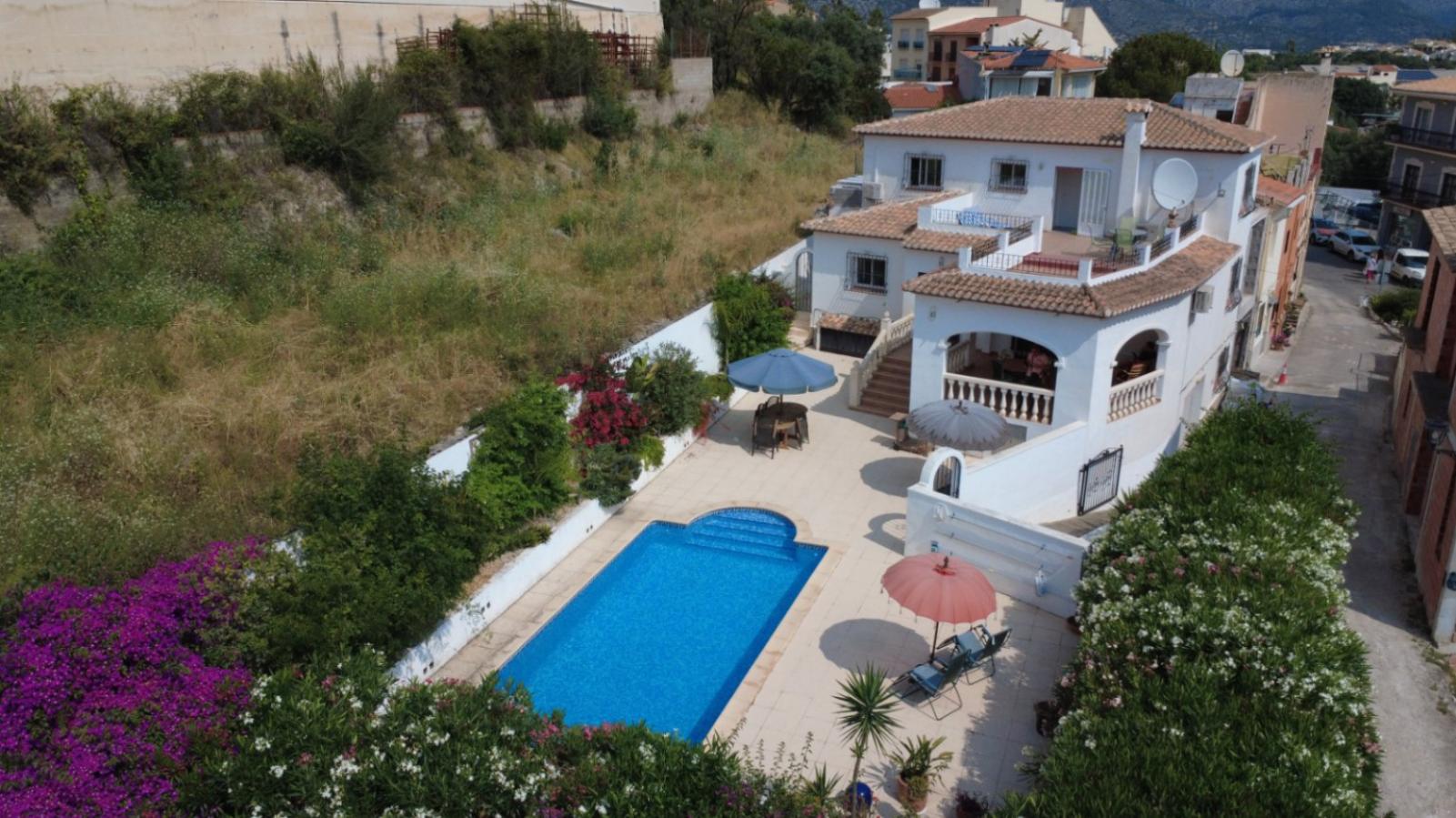 Chalet en venta en Orba. La propiedad cuenta con una superficie de 215 m2 mientras que la parcela abarca 203 m2. La vivienda se sitúa en la planta baja y posee 3 dormitorios y 2 baños. El edificio dispone de piscina y  jardín. Se ubica en la zona de  de Orba.