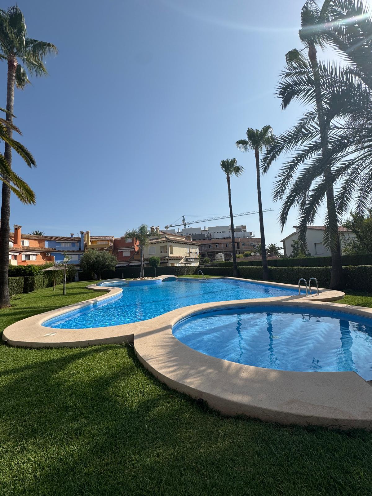 Bungalow - Adosado en venta en Denia. La propiedad cuenta con una parcela de un total de 0 m2. La vivienda se sitúa en la planta baja y posee 4 dormitorios y 3 baños. El edificio dispone de piscina y  jardín. Se ubica en la zona de  de Denia.