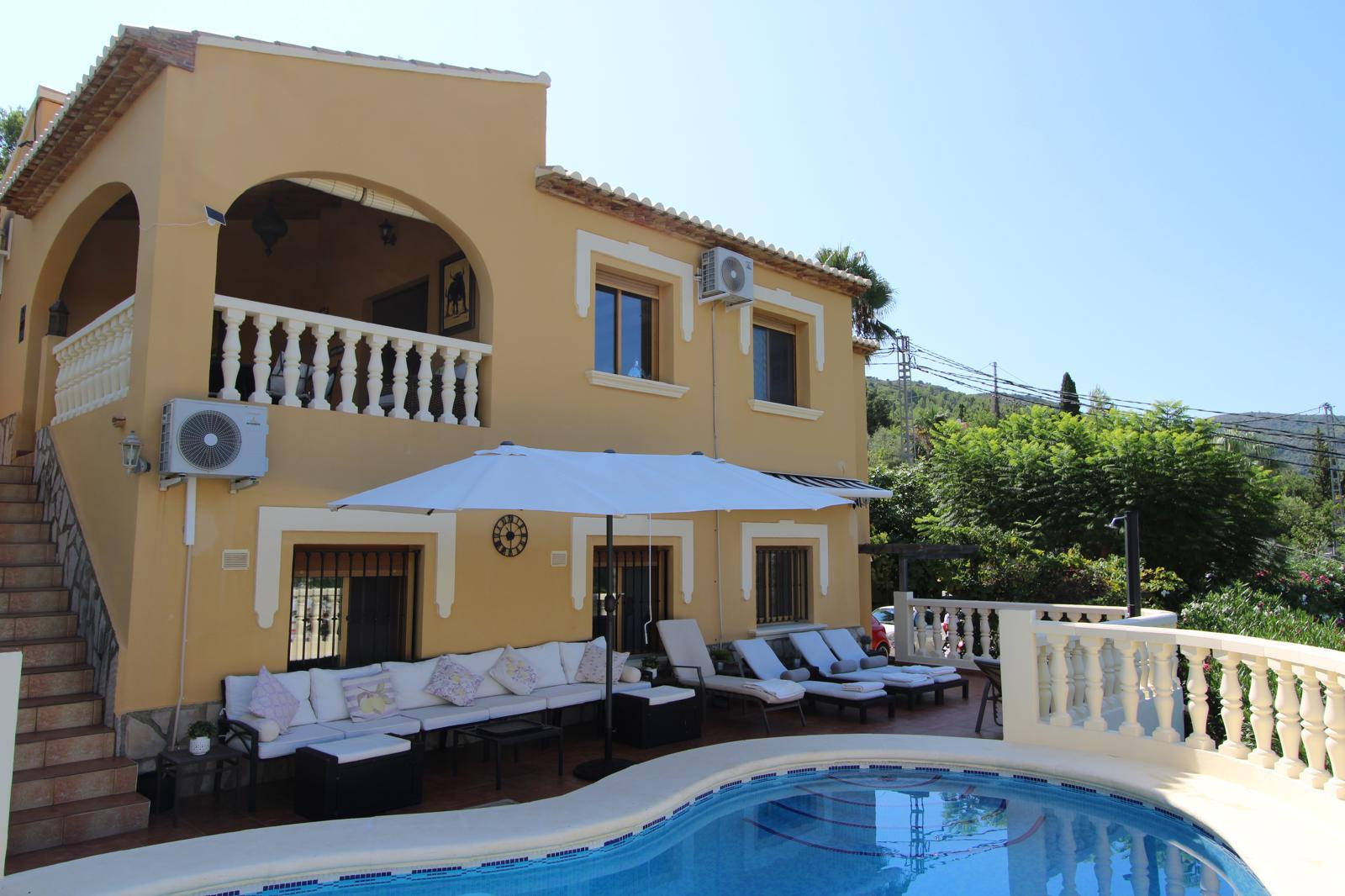 Chalet en venta en Orba. La propiedad cuenta con una superficie de 174 m2 mientras que la parcela abarca 600 m2. La vivienda se sitúa en la planta baja y posee 3 dormitorios y 3 baños. El edificio dispone de piscina y  jardín. Se ubica en la zona de  de Orba.