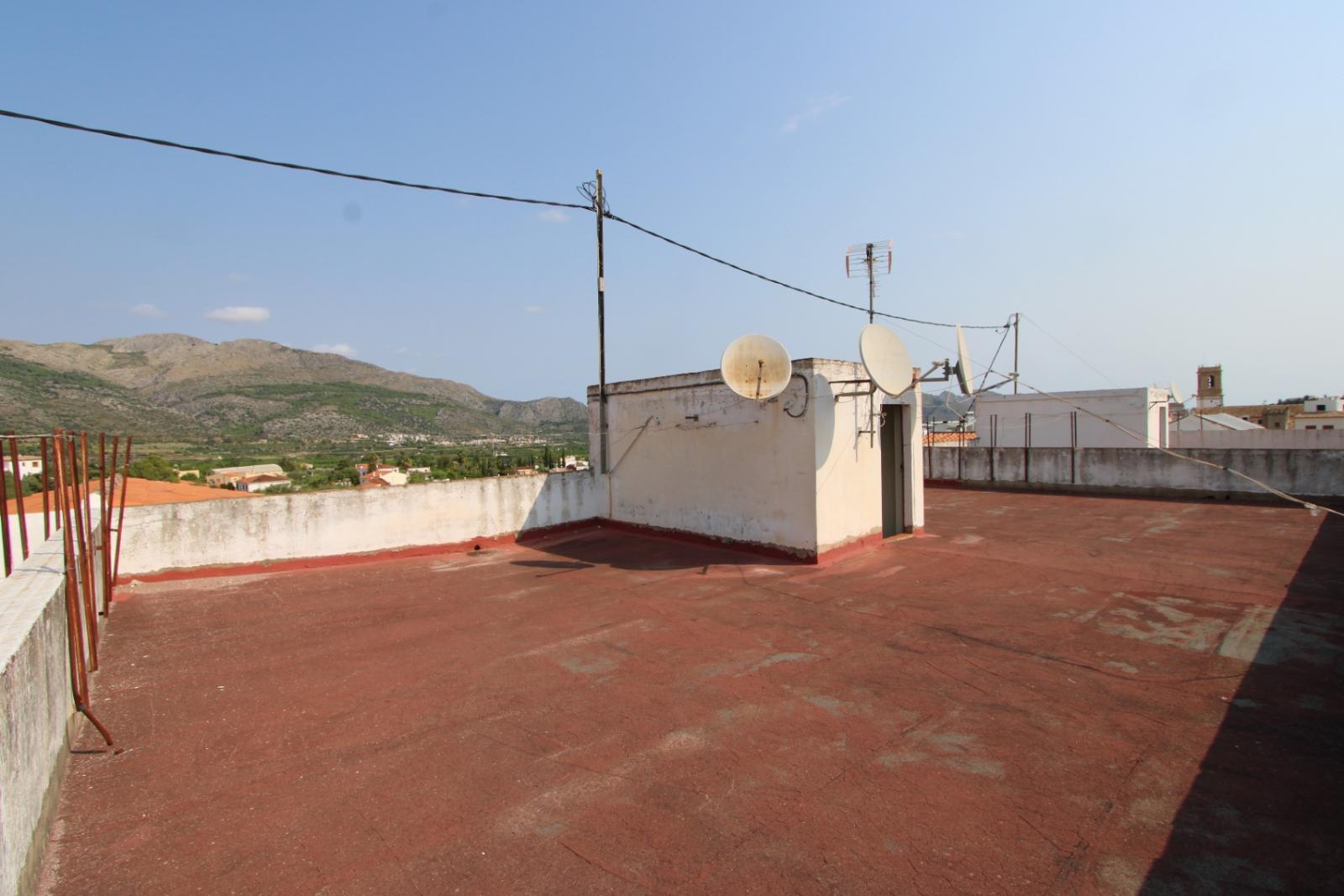 Otro tipo de inmueble en venta. La propiedad cuenta con una superficie de 114 m2 mientras que la parcela abarca 114 m2. La vivienda se sitúa en la planta baja y posee 3 dormitorios y 1 baño. Se ubica en la zona de  de .