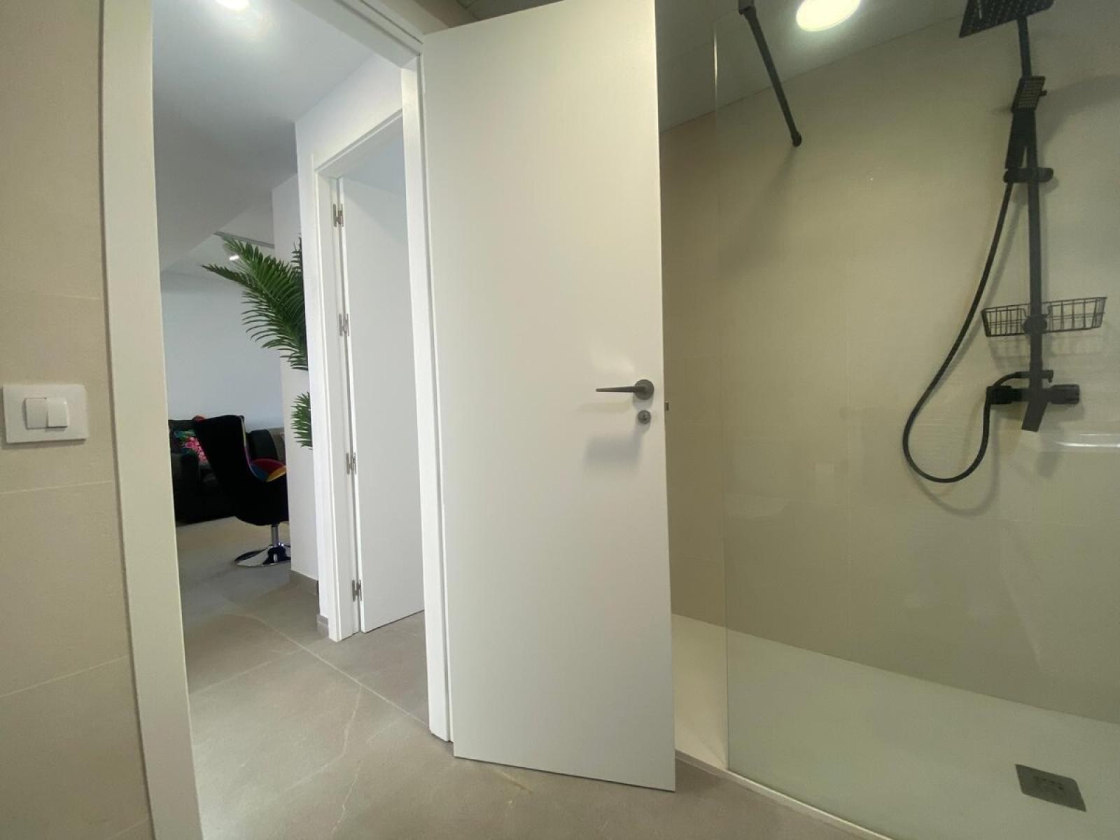 Piso - Apartamento en venta en Denia. La propiedad cuenta con una superficie de 86 m2. La vivienda se sitúa en la planta baja y posee 2 dormitorios y 1 baño. El edificio dispone de piscina y  jardín. Se ubica en la zona de Montgó de Denia.