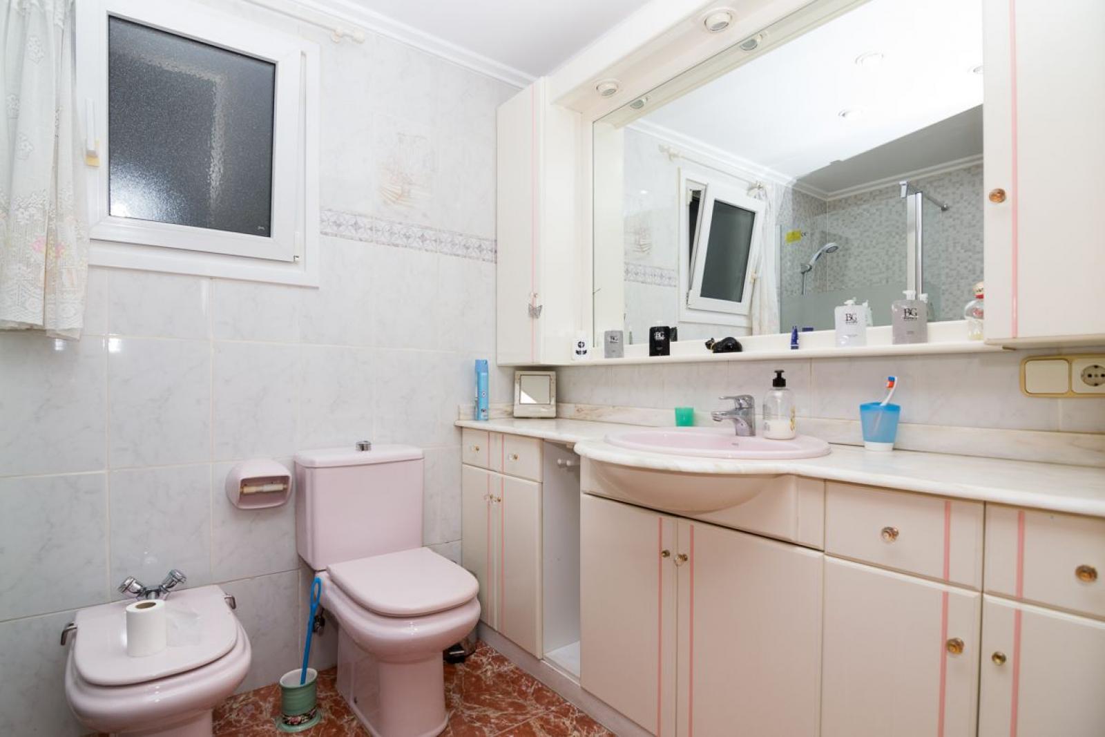 Piso - Apartamento en venta en Denia. La propiedad cuenta con una superficie de 98 m2 mientras que la parcela abarca 98 m2. La vivienda se sitúa en la planta baja y posee 2 dormitorios y 1 baño. Se ubica en la zona de Casco Urbano de Denia.