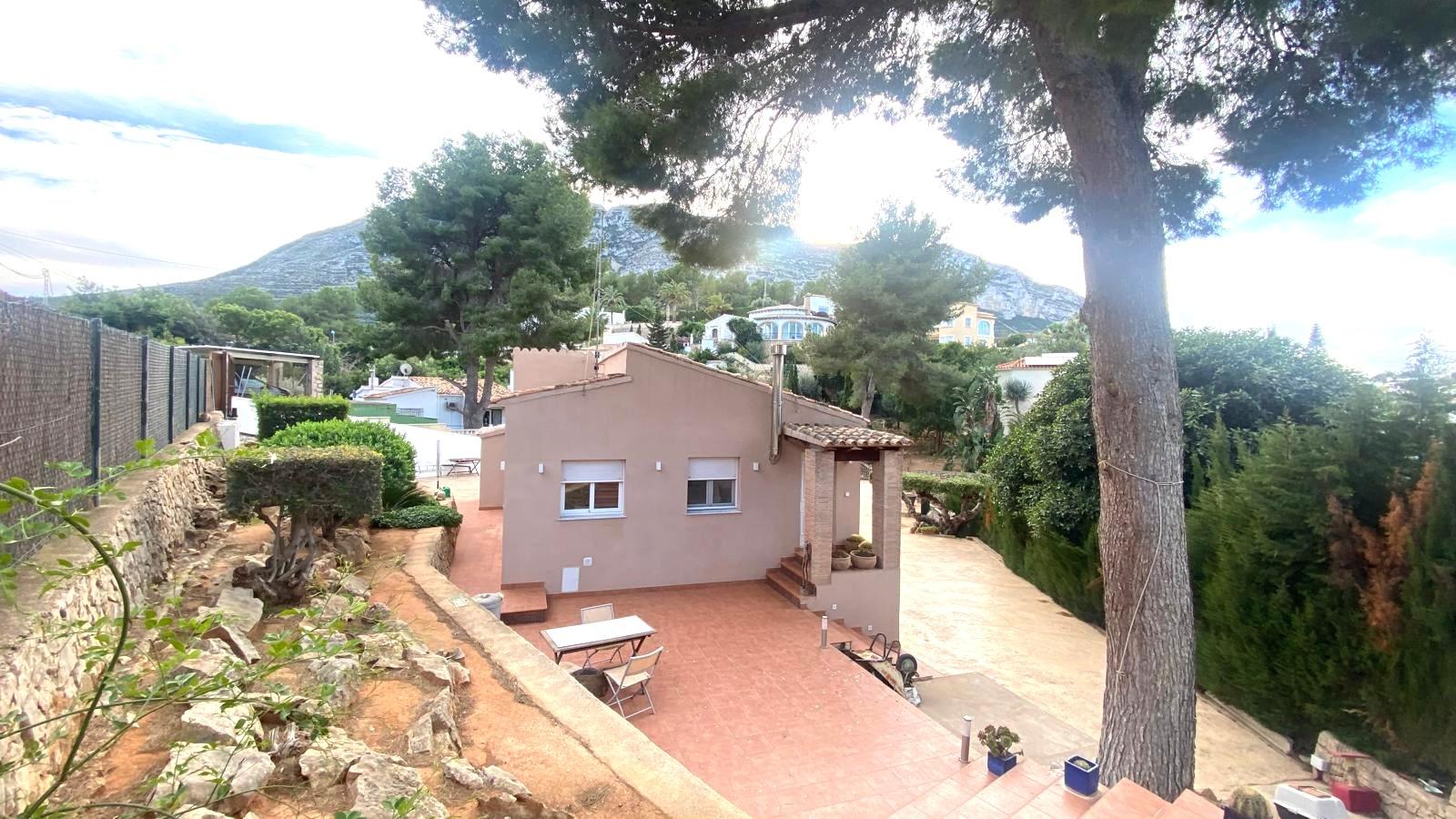 Otro tipo de inmueble en venta en Denia. La propiedad cuenta con una superficie de 100 m2 mientras que la parcela abarca 995 m2. La vivienda se sitúa en la planta baja y posee 2 dormitorios y 2 baños. El edificio dispone de piscina y  jardín. Se ubica en la zona de Montgó de Denia.