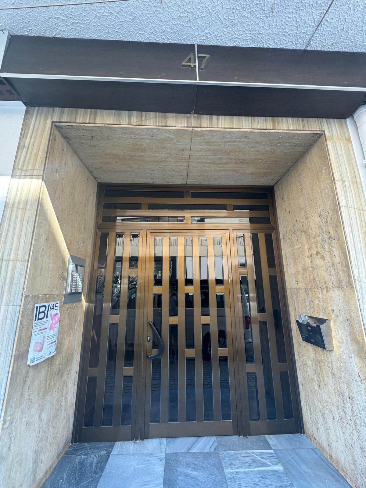 Otro tipo de inmueble en venta en Denia. La propiedad cuenta con una superficie de 115 m2 mientras que la parcela abarca 115 m2. La vivienda se sitúa en la planta baja y posee 3 dormitorios y 2 baños. Se ubica en la zona de Casco Urbano de Denia.