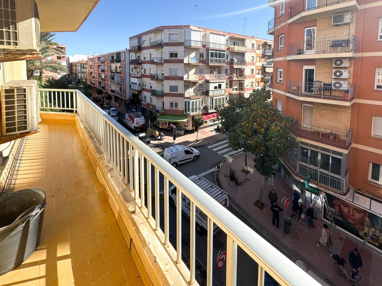 Piso - Apartamento en venta en Denia. La propiedad cuenta con una superficie de 250 m2 mientras que la parcela abarca 250 m2. La vivienda se sitúa en la planta baja y posee 7 dormitorios y 2 baños. Se ubica en la zona de Casco Urbano de Denia.