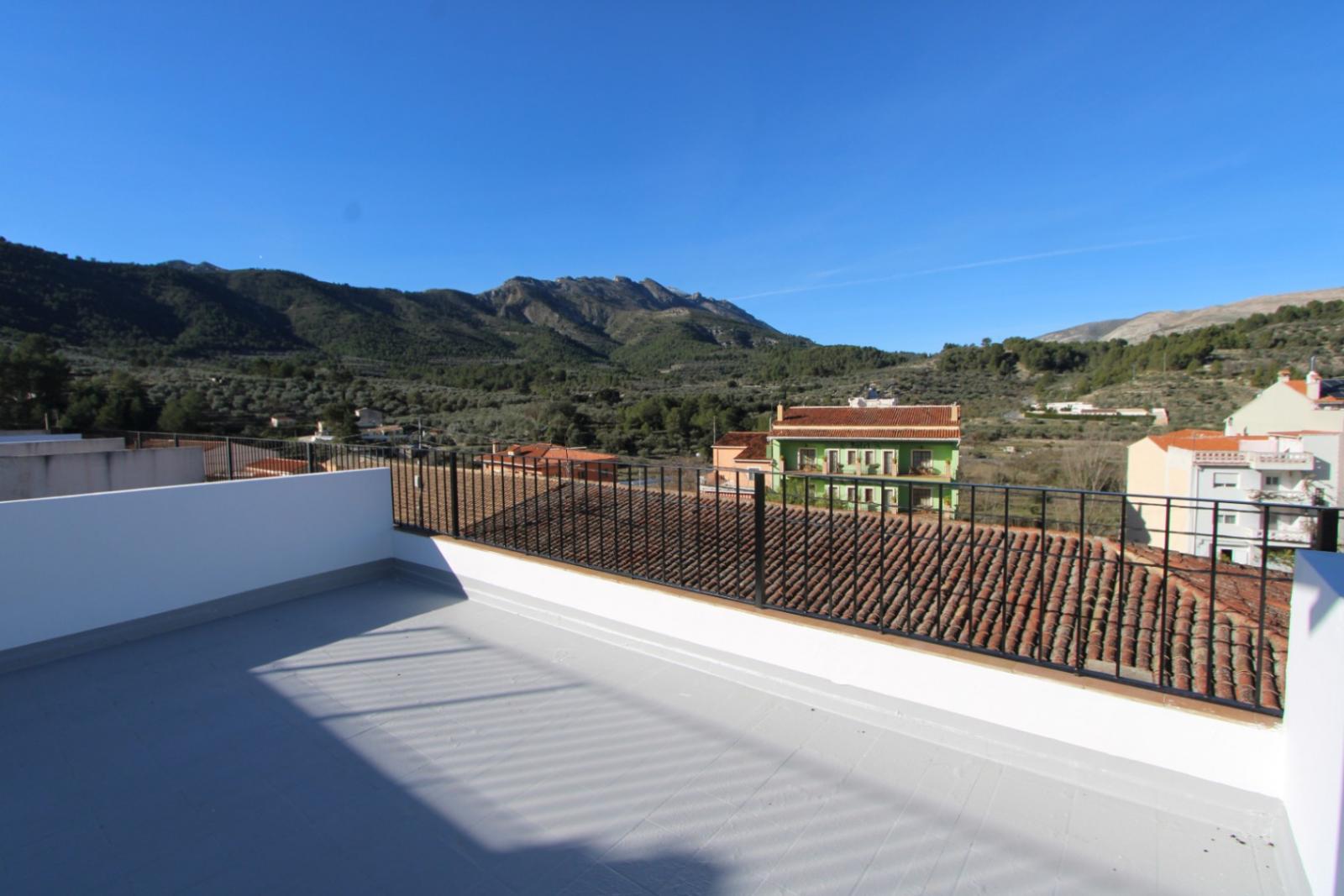 Otro tipo de inmueble en venta en Castell de Castells. La propiedad cuenta con una superficie de 218 m2 mientras que la parcela abarca 218 m2. La vivienda se sitúa en la planta baja y posee 3 dormitorios y 2 baños. Se ubica en la zona de  de Castell de Castells.