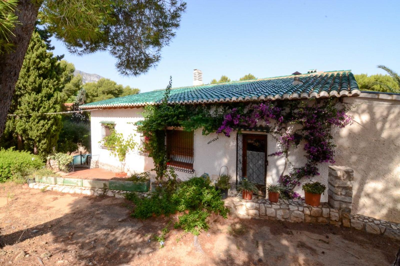Chalet en venta en Denia. La propiedad cuenta con una superficie de 270 m2 mientras que la parcela abarca 2.007 m2. La vivienda se sitúa en la planta baja y posee 4 dormitorios y 3 baños. El edificio dispone de piscina y  jardín. Se ubica en la zona de Las Rotas de Denia.