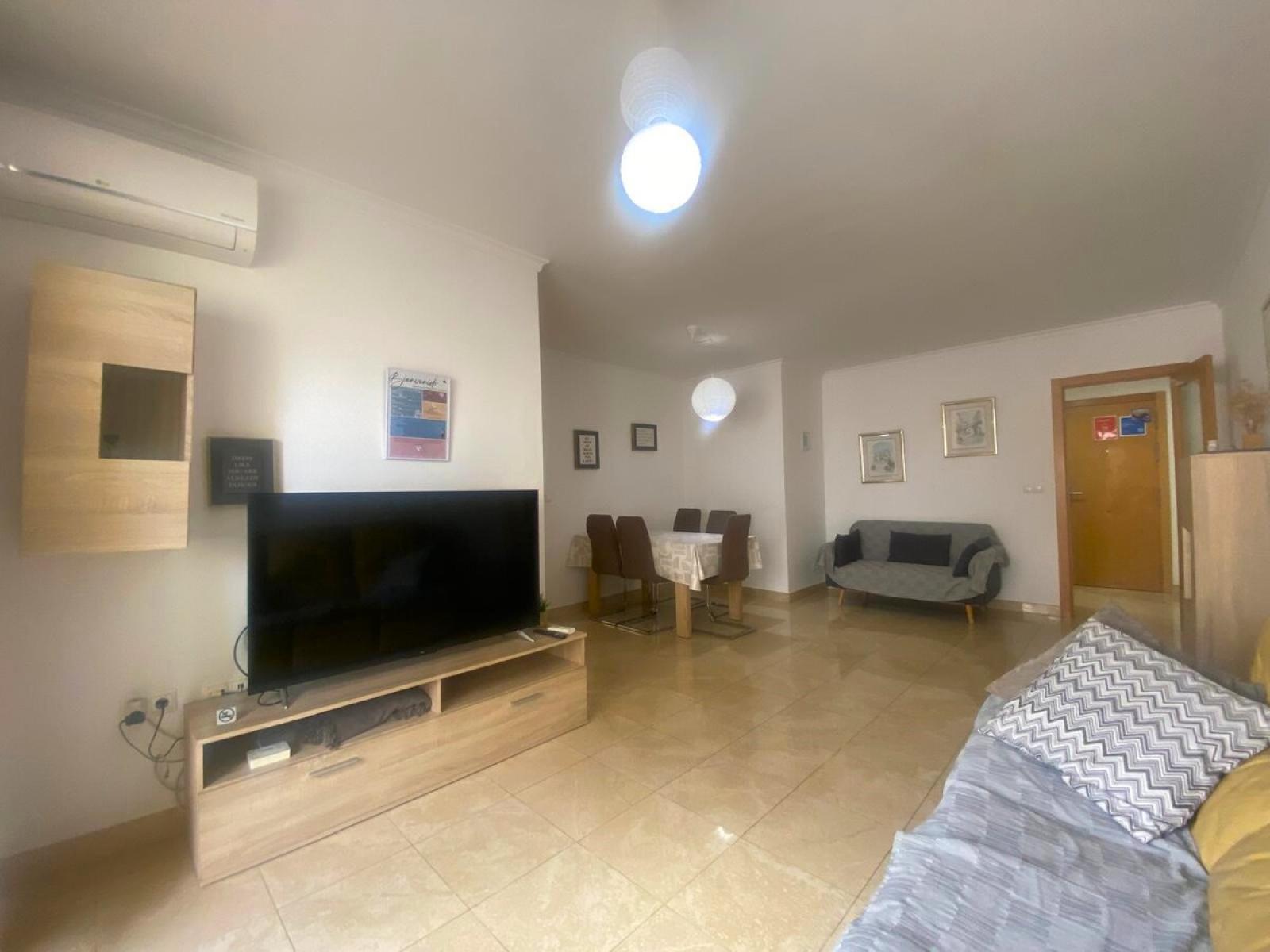 Piso - Apartamento en venta en Denia. La propiedad cuenta con una superficie de 97 m2. La vivienda se sitúa en la planta 4 y posee 3 dormitorios y 2 baños. Se ubica en la zona de Casco Urbano de Denia.