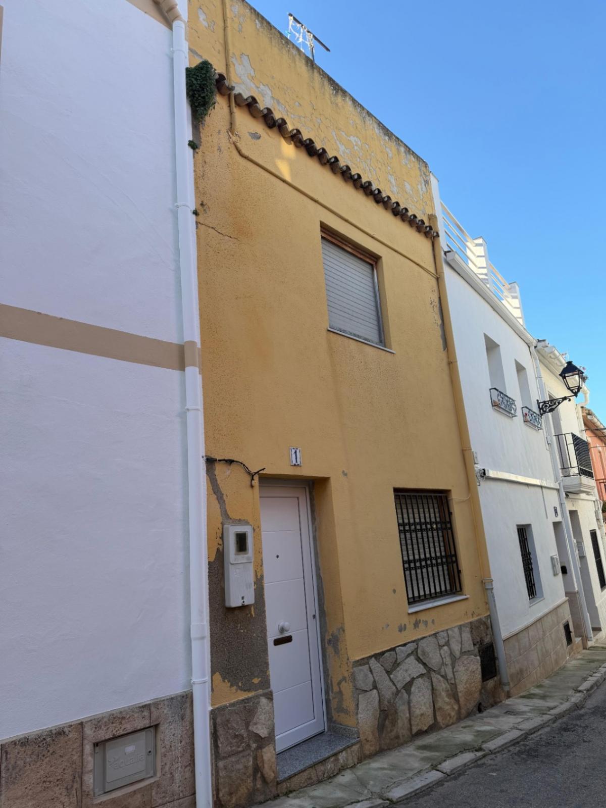 Otro tipo de inmueble en venta en Denia. La propiedad cuenta con una superficie de 90 m2 mientras que la parcela abarca 90 m2. La vivienda se sitúa en la planta baja y posee 2 dormitorios y 1 baño. Se ubica en la zona de Casco Urbano de Denia.