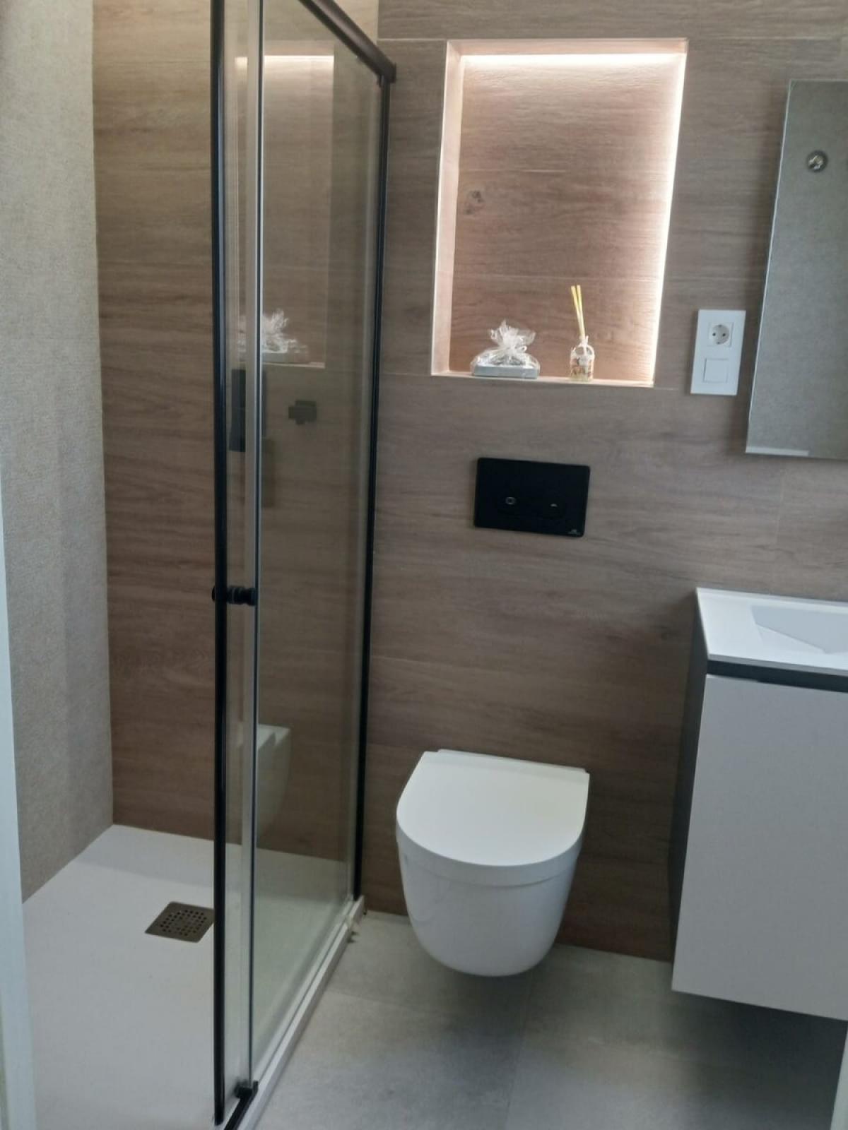 Piso - Apartamento en venta. La propiedad cuenta con una superficie de 75 m2. La vivienda se sitúa en la planta baja y posee 3 dormitorios y 2 baños. El edificio dispone de piscina y  jardín. Se ubica en la zona de  de .