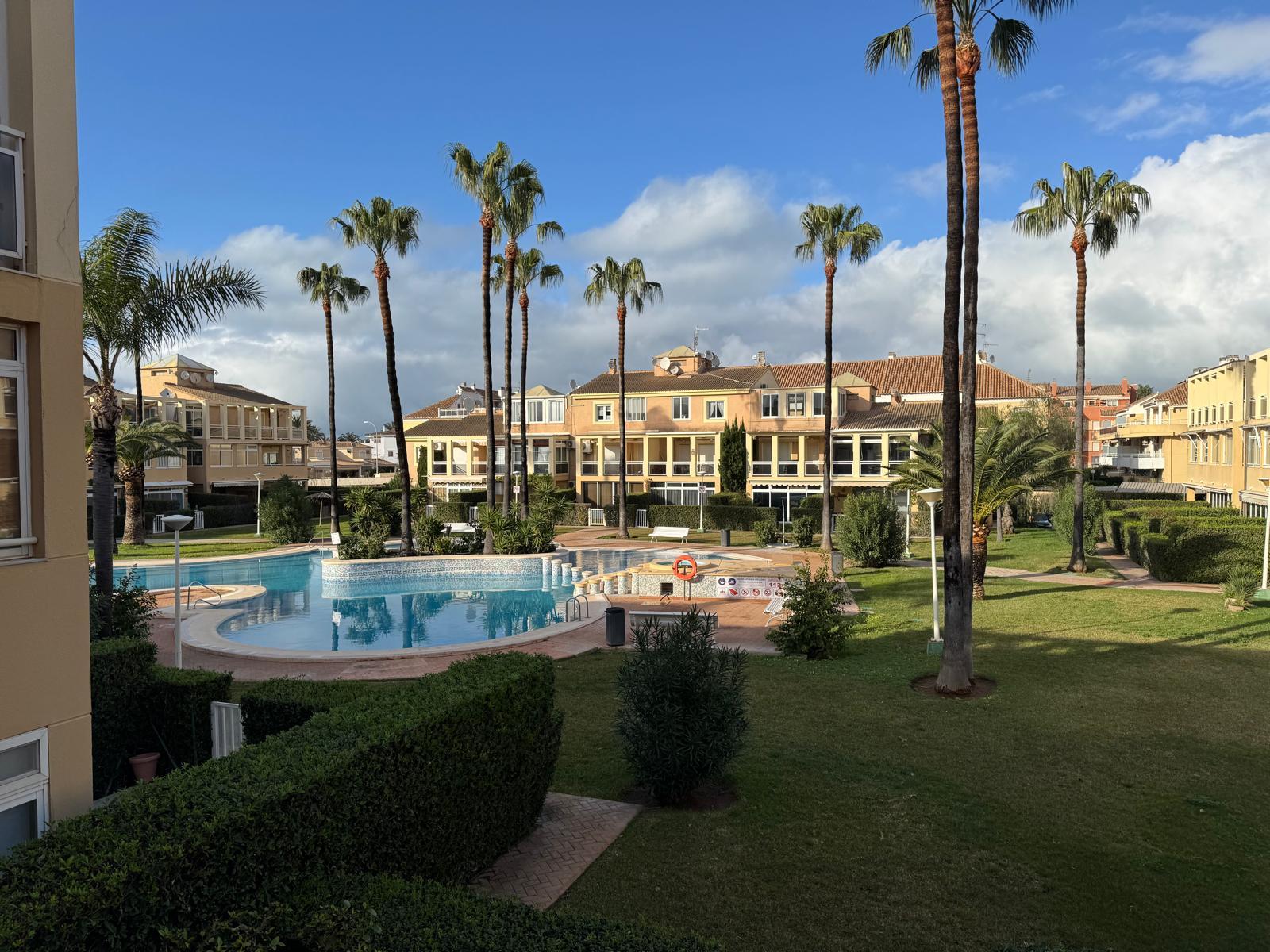 Piso - Apartamento en venta en Denia. La propiedad cuenta con una superficie de 60 m2 mientras que la parcela abarca 60 m2. La vivienda se sitúa en la planta baja y posee 2 dormitorios y 1 baño. El edificio dispone de piscina y  jardín. Se ubica en la zona de  de Denia.