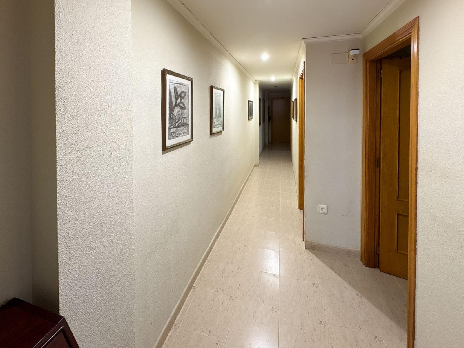 Piso - Apartamento en venta en Denia. La propiedad cuenta con una superficie de 95 m2 mientras que la parcela abarca 95 m2. La vivienda se sitúa en la planta baja y posee 3 dormitorios y 2 baños. Se ubica en la zona de Casco Urbano de Denia.