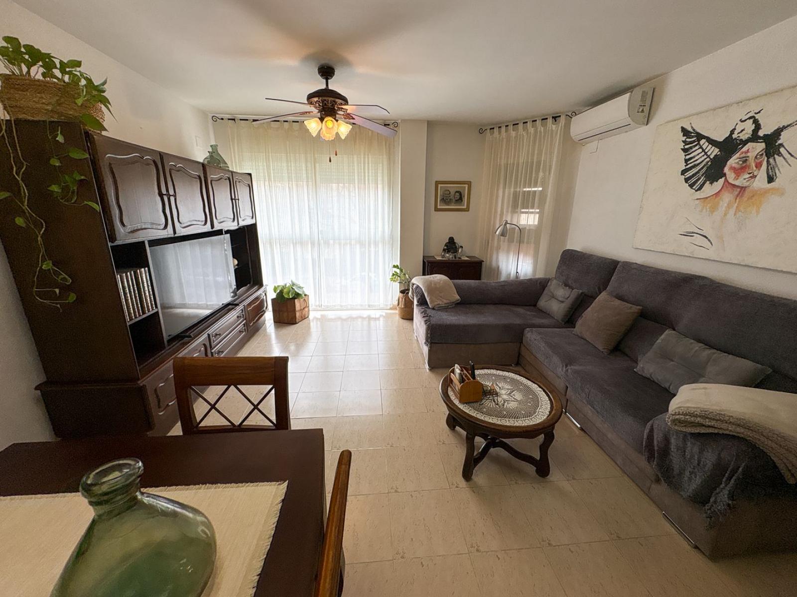 Piso - Apartamento en venta en Denia. La propiedad cuenta con una superficie de 95 m2 mientras que la parcela abarca 95 m2. La vivienda se sitúa en la planta baja y posee 3 dormitorios y 2 baños. Se ubica en la zona de Casco Urbano de Denia.