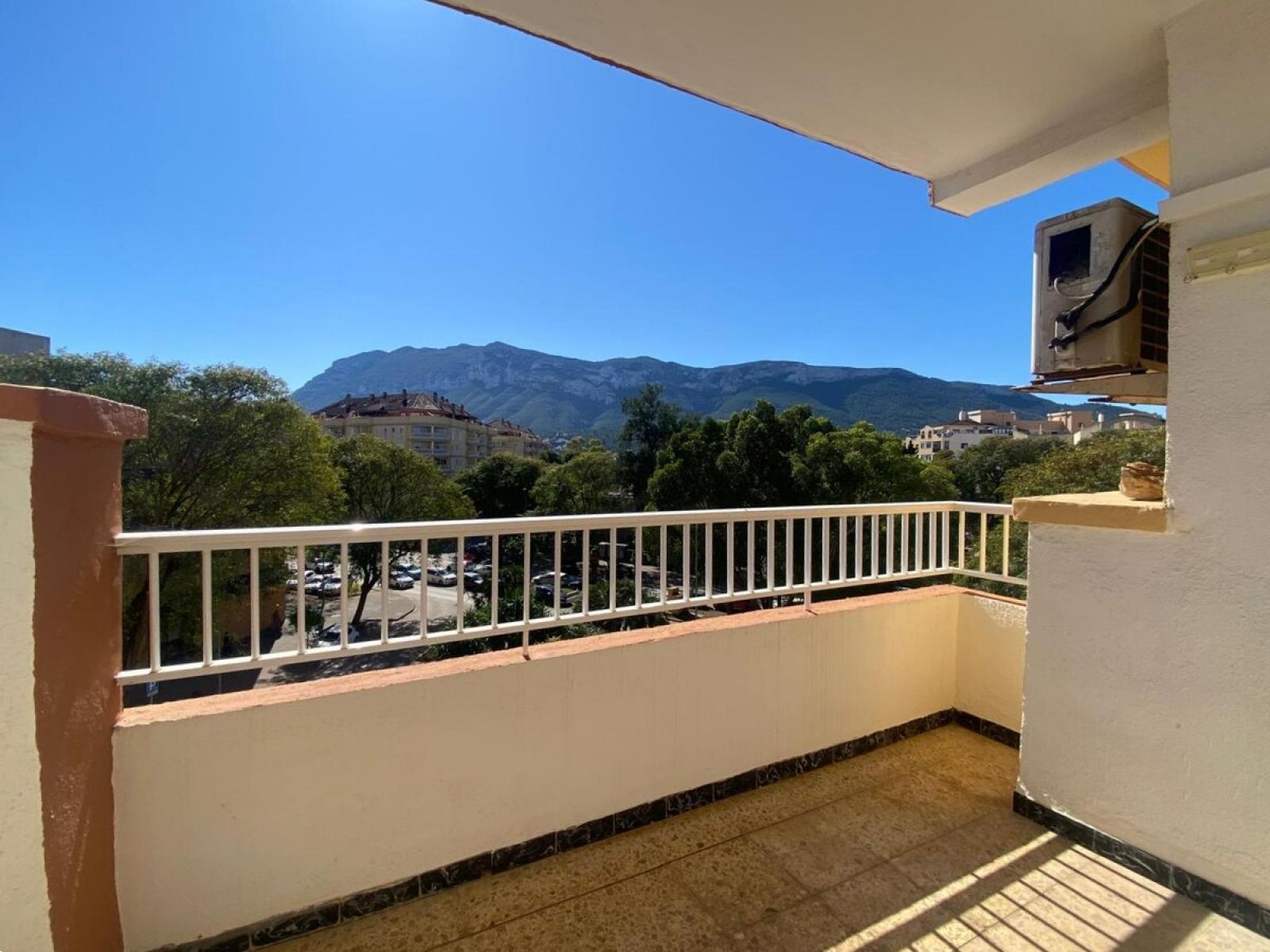 Piso - Apartamento en venta en Denia. La propiedad cuenta con una superficie de 113 m2. La vivienda se sitúa en la planta 4 y posee 3 dormitorios y 1 baño. Se ubica en el sector París de la zona Casco Urbano de Denia.