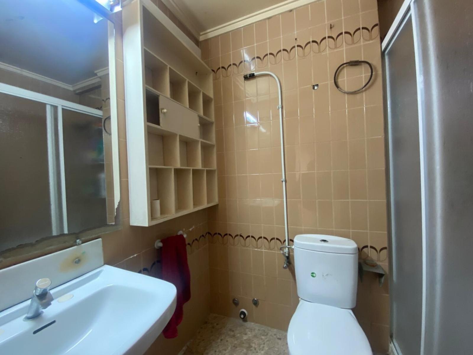 Piso - Apartamento en venta en Denia. La propiedad cuenta con una superficie de 113 m2. La vivienda se sitúa en la planta 4 y posee 3 dormitorios y 1 baño. Se ubica en el sector París de la zona Casco Urbano de Denia.