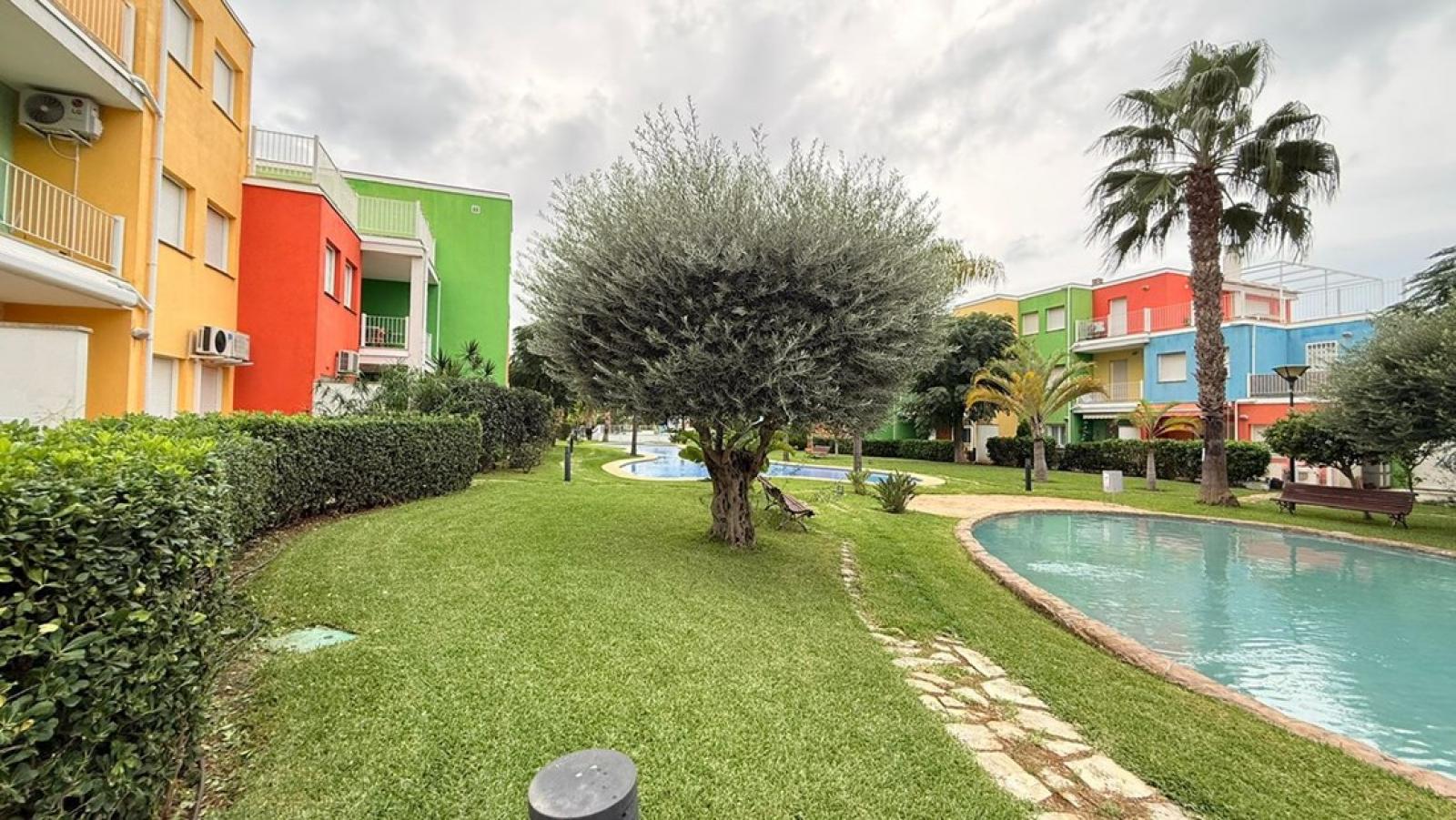 Piso - Apartamento en venta en El Vergel / Verger. La propiedad cuenta con una superficie de 80 m2 mientras que la parcela abarca 80 m2. La vivienda se sitúa en la planta baja y posee 2 dormitorios y 1 baño. El edificio dispone de jardín. Se ubica en la zona de  de El Vergel / Verger.