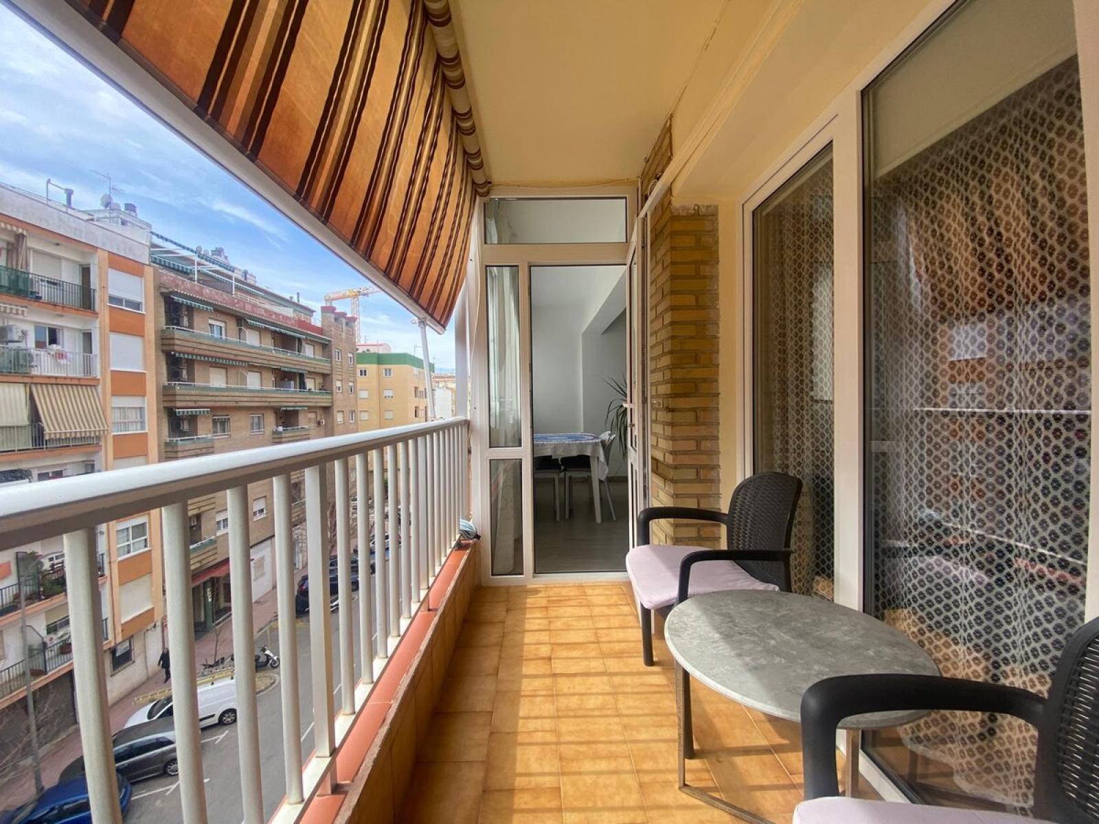 Piso - Apartamento en venta en Denia. La propiedad cuenta con una superficie de 78 m2. La vivienda se sitúa en la planta 4 y posee 3 dormitorios y 1 baño. Se ubica en la zona de Casco Urbano de Denia.