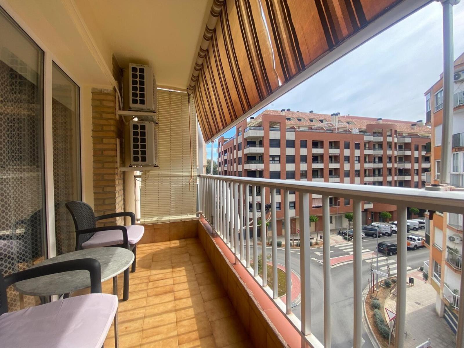 Piso - Apartamento en venta en Denia. La propiedad cuenta con una superficie de 78 m2. La vivienda se sitúa en la planta 4 y posee 3 dormitorios y 1 baño. Se ubica en la zona de Casco Urbano de Denia.