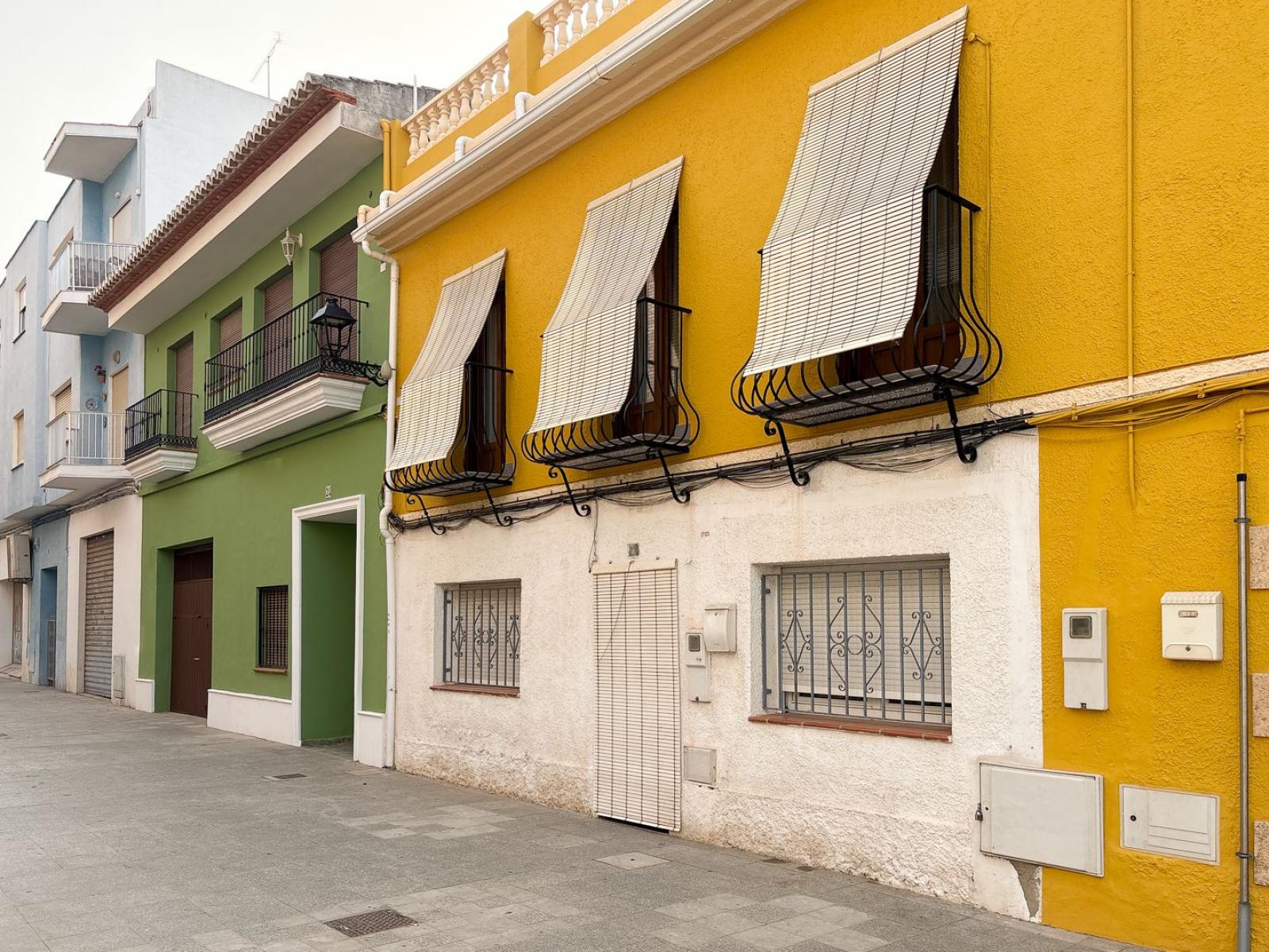 Otro tipo de inmueble en venta en Denia. La propiedad cuenta con una superficie de 96 m2 mientras que la parcela abarca 98 m2. La vivienda se sitúa en la planta baja y posee 2 dormitorios y 1 baño. Se ubica en el sector Puerto de la zona Casco Urbano de Denia.