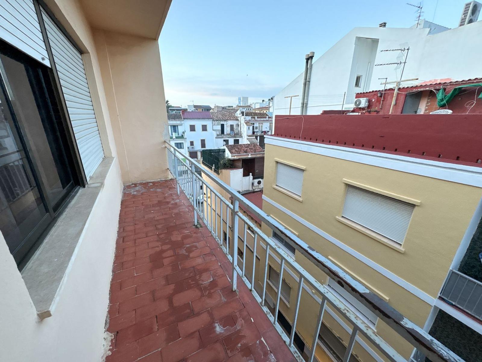 Piso - Apartamento en venta en Denia. La propiedad cuenta con una superficie de 81 m2 mientras que la parcela abarca 81 m2. La vivienda se sitúa en la planta baja y posee 3 dormitorios y 1 baño. Se ubica en el sector Centro de la zona Casco Urbano de Denia.