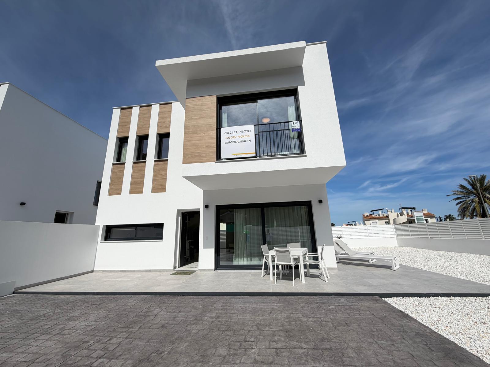 Chalet en venta en Denia. La propiedad cuenta con una superficie de 155 m2 mientras que la parcela abarca 321 m2. La vivienda se sitúa en la planta baja y posee 3 dormitorios y 3 baños. El edificio dispone de piscina y  jardín. Se ubica en la zona de  de Denia.