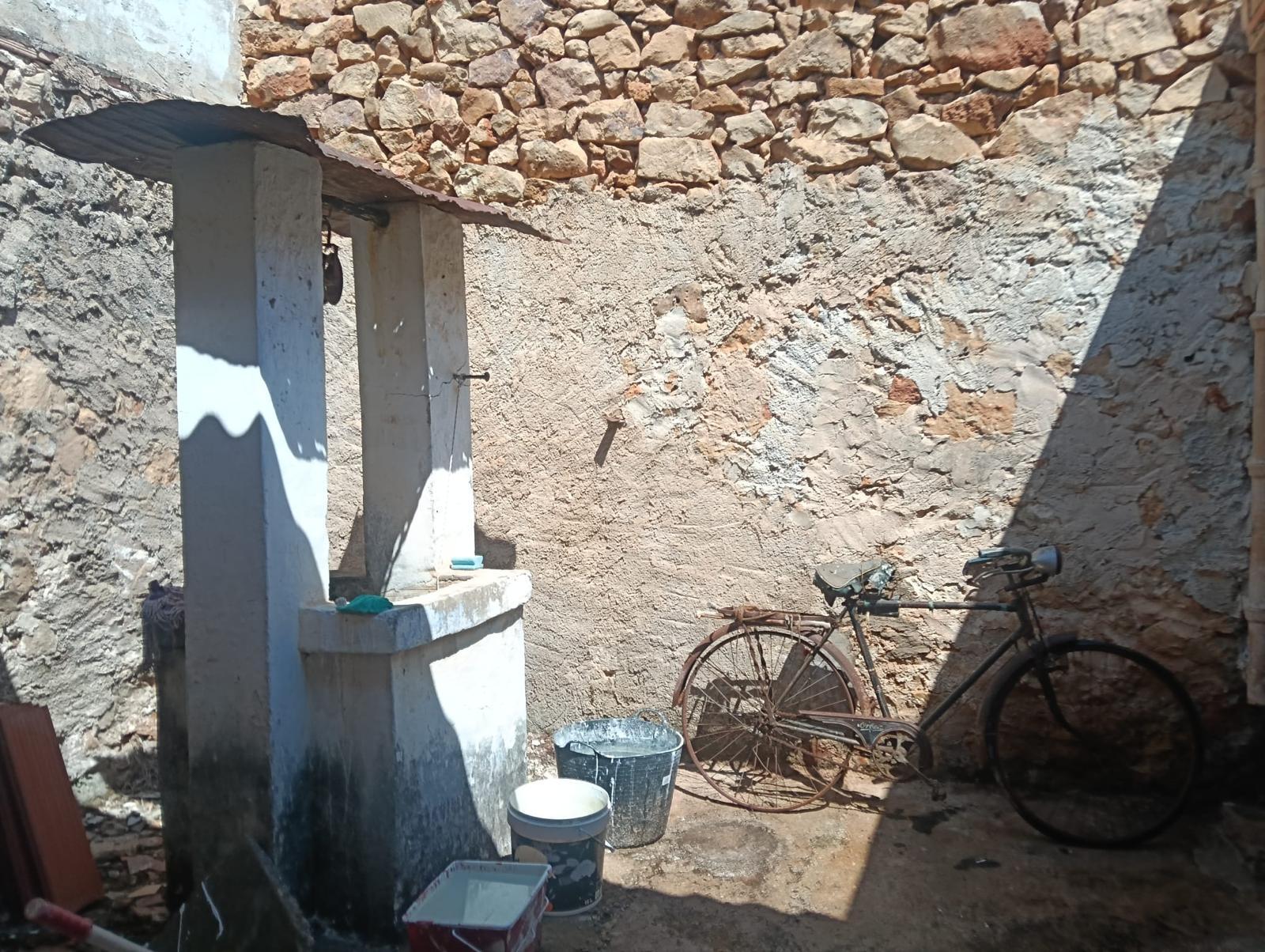 Otro tipo de inmueble en venta en Denia. La propiedad cuenta con una superficie de 203 m2 mientras que la parcela abarca 203 m2. La vivienda se sitúa en la planta baja y posee 4 dormitorios y 4 baños. Se ubica en la zona de  de Denia.