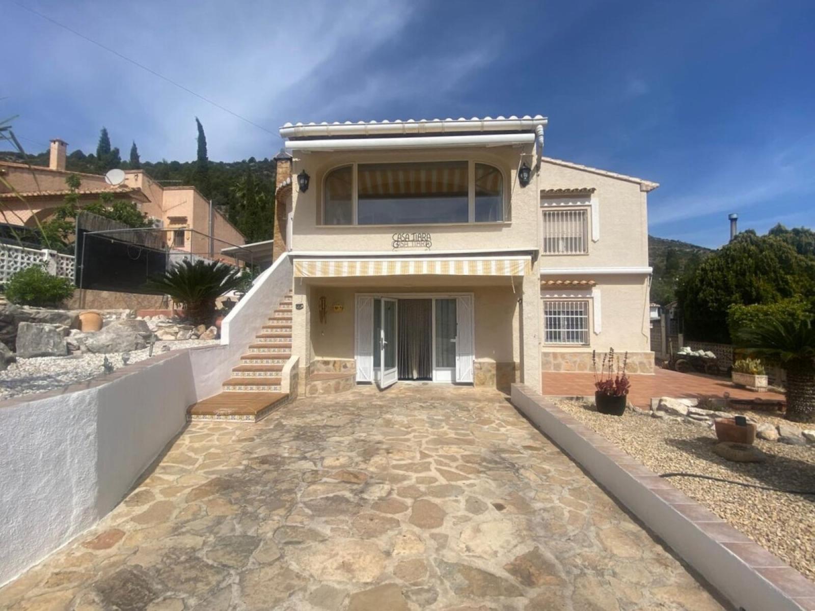 Chalet en venta en Tormos. La propiedad cuenta con una superficie de 256 m2 mientras que la parcela abarca 530 m2. La vivienda se sitúa en la planta baja y posee 4 dormitorios y 3 baños. Se ubica en la zona de Centro de Tormos.