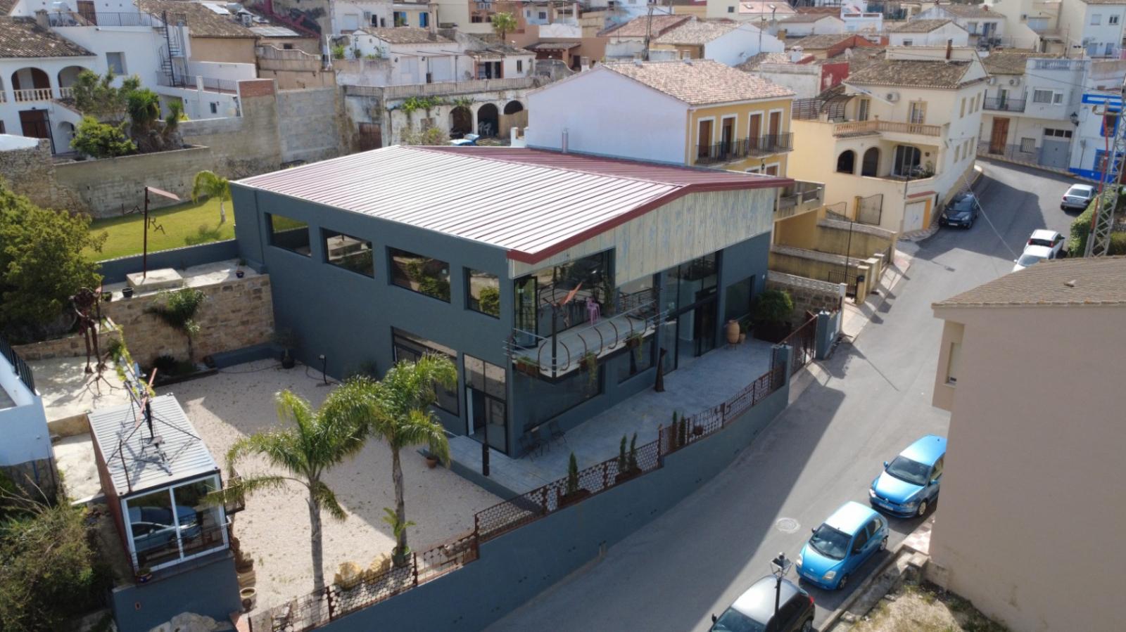 Otro tipo de inmueble en venta en Benidoleig. La propiedad cuenta con una superficie de 432 m2 mientras que la parcela abarca 792 m2. La vivienda se sitúa en la planta baja y posee 3 baños. Se ubica en la zona de  de Benidoleig.