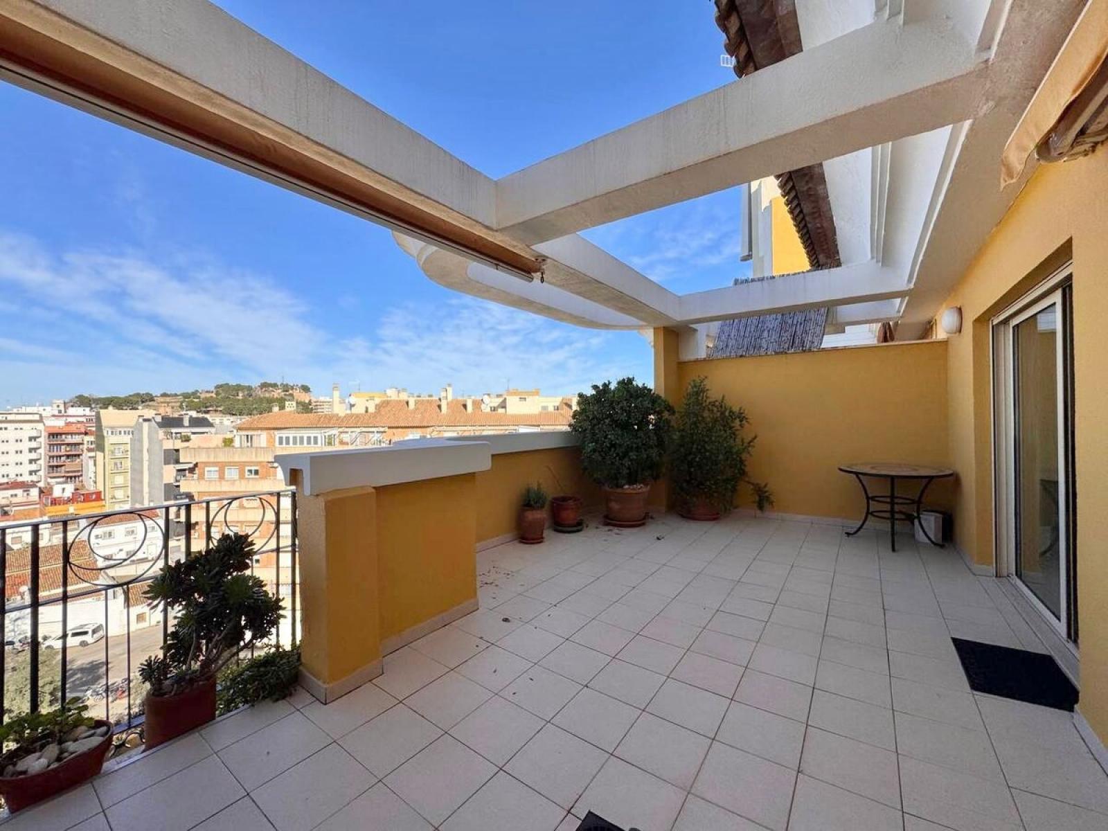 Ático en venta en Denia. La propiedad cuenta con una superficie de 168 m2. La vivienda se sitúa en la planta 5 y posee 3 dormitorios, 2 baños y 1 aseo. El edificio dispone de piscina y  jardín. Se ubica en la zona de Casco Urbano de Denia.