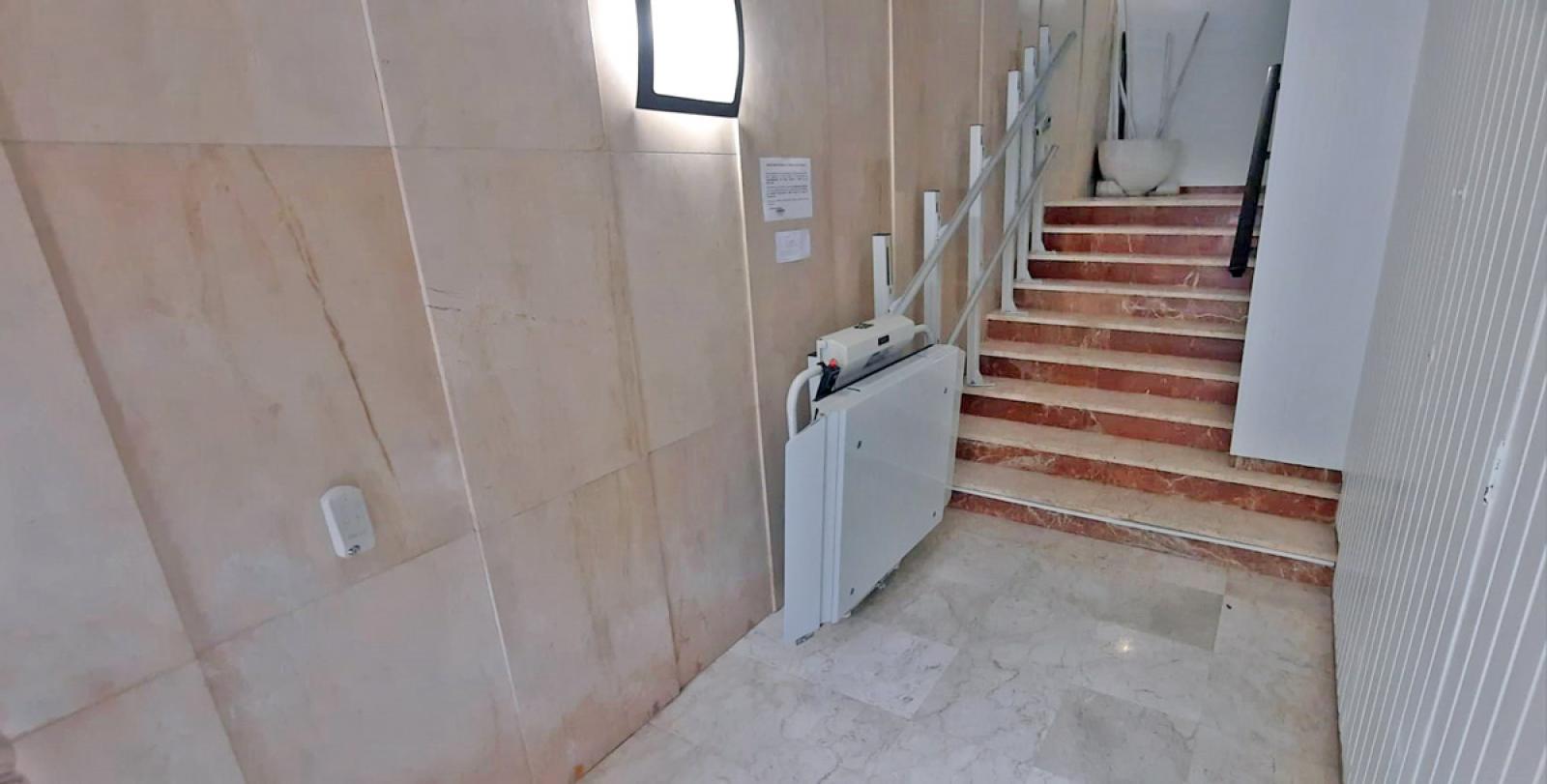 Otro tipo de inmueble en venta. La propiedad cuenta con una superficie de 121 m2 mientras que la parcela abarca 121 m2. La vivienda se sitúa en la planta baja y posee 3 dormitorios y 2 baños. Se ubica en la zona de  de .