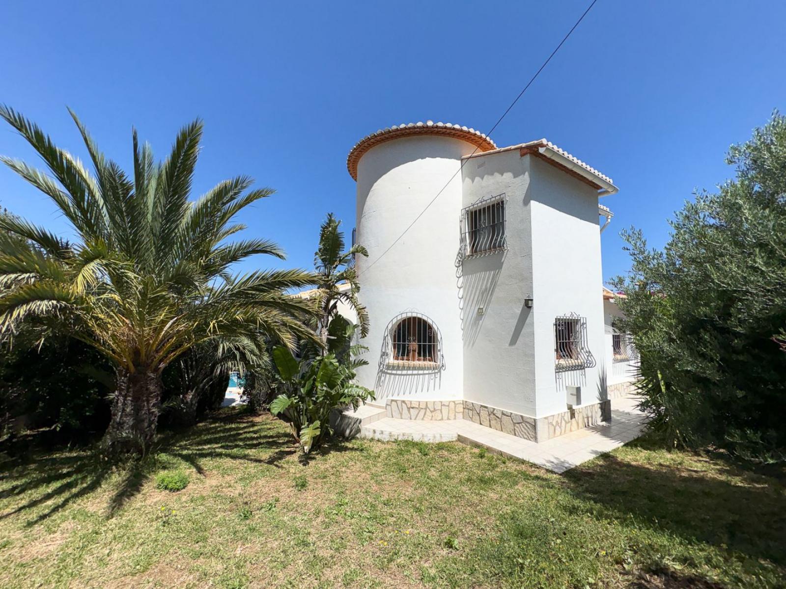 Chalet en venta. La propiedad cuenta con una superficie de 127 m2 mientras que la parcela abarca 840 m2. La vivienda se sitúa en la planta baja y posee 3 dormitorios y 2 baños. El edificio dispone de piscina y  jardín. Se ubica en la zona de  de .