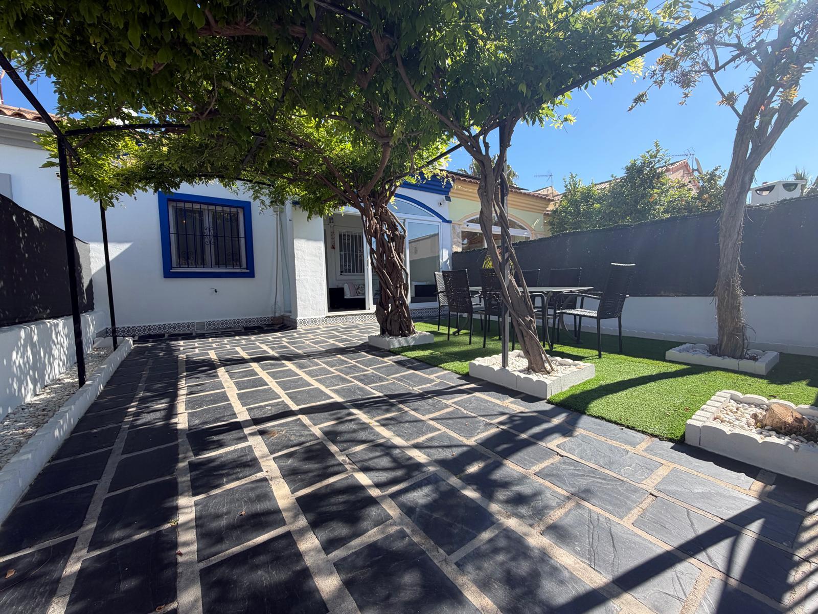 Otro tipo de inmueble en venta en El Vergel / Verger. La propiedad cuenta con una superficie de 110 m2 mientras que la parcela abarca 110 m2. La vivienda se sitúa en la planta baja y posee 3 dormitorios y 2 baños. El edificio dispone de jardín. Se ubica en la zona de  de El Vergel / Verger.