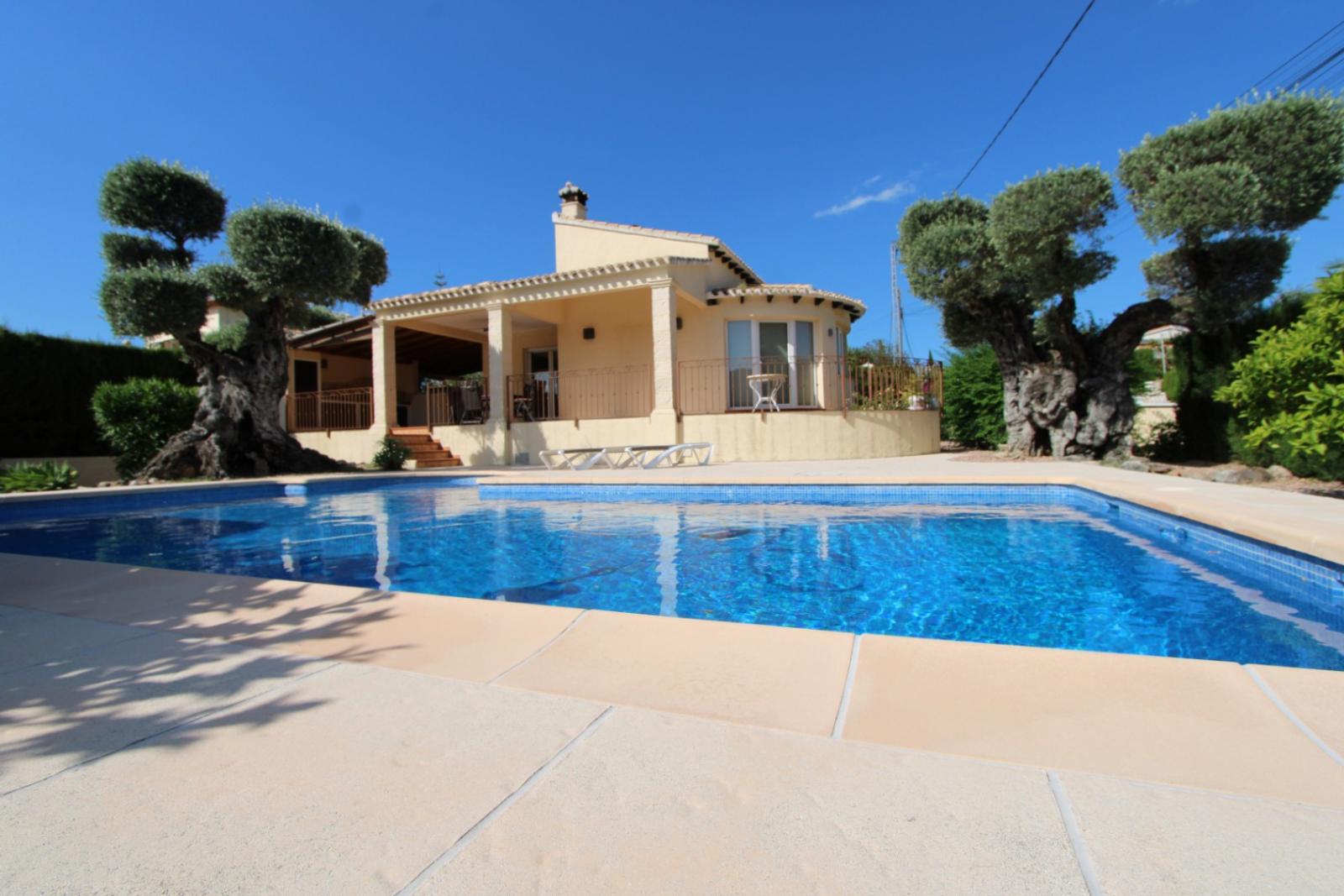 Otro tipo de inmueble en venta en Orba. La propiedad cuenta con una superficie de 113 m2 mientras que la parcela abarca 850 m2. La vivienda se sitúa en la planta baja y posee 3 dormitorios y 2 baños. El edificio dispone de piscina y  jardín. Se ubica en la zona de  de Orba.