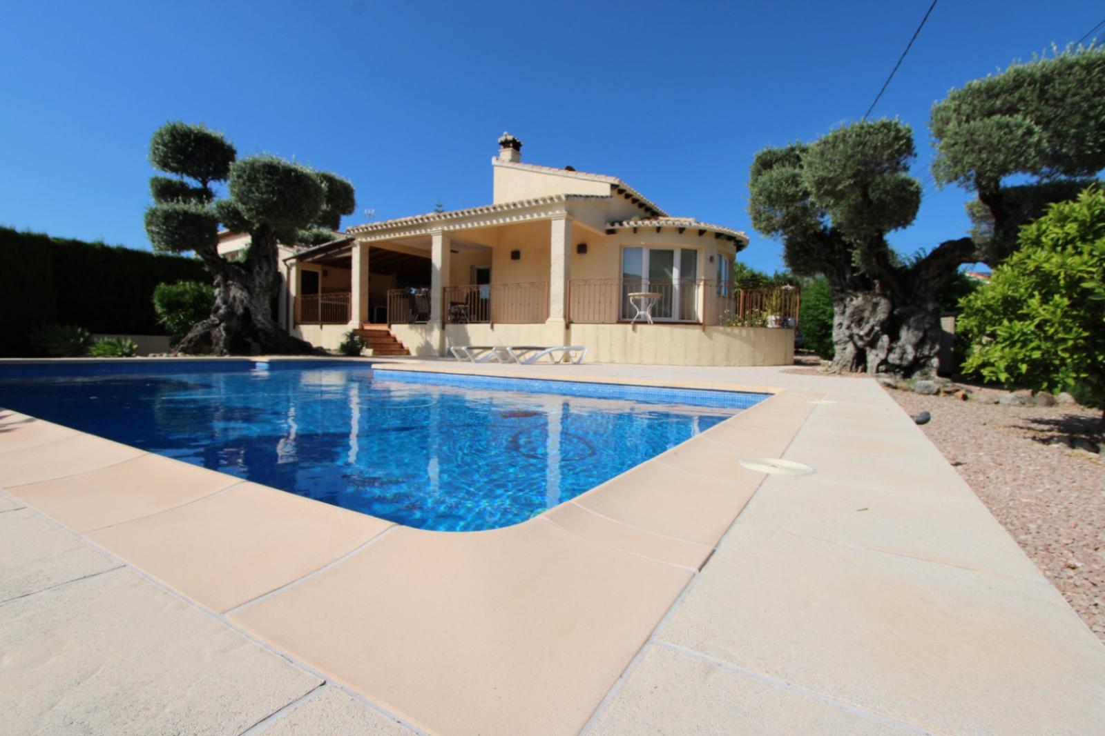 Otro tipo de inmueble en venta. La propiedad cuenta con una superficie de 113 m2 mientras que la parcela abarca 850 m2. La vivienda se sitúa en la planta baja y posee 3 dormitorios y 2 baños. El edificio dispone de piscina y  jardín. Se ubica en la zona de  de .