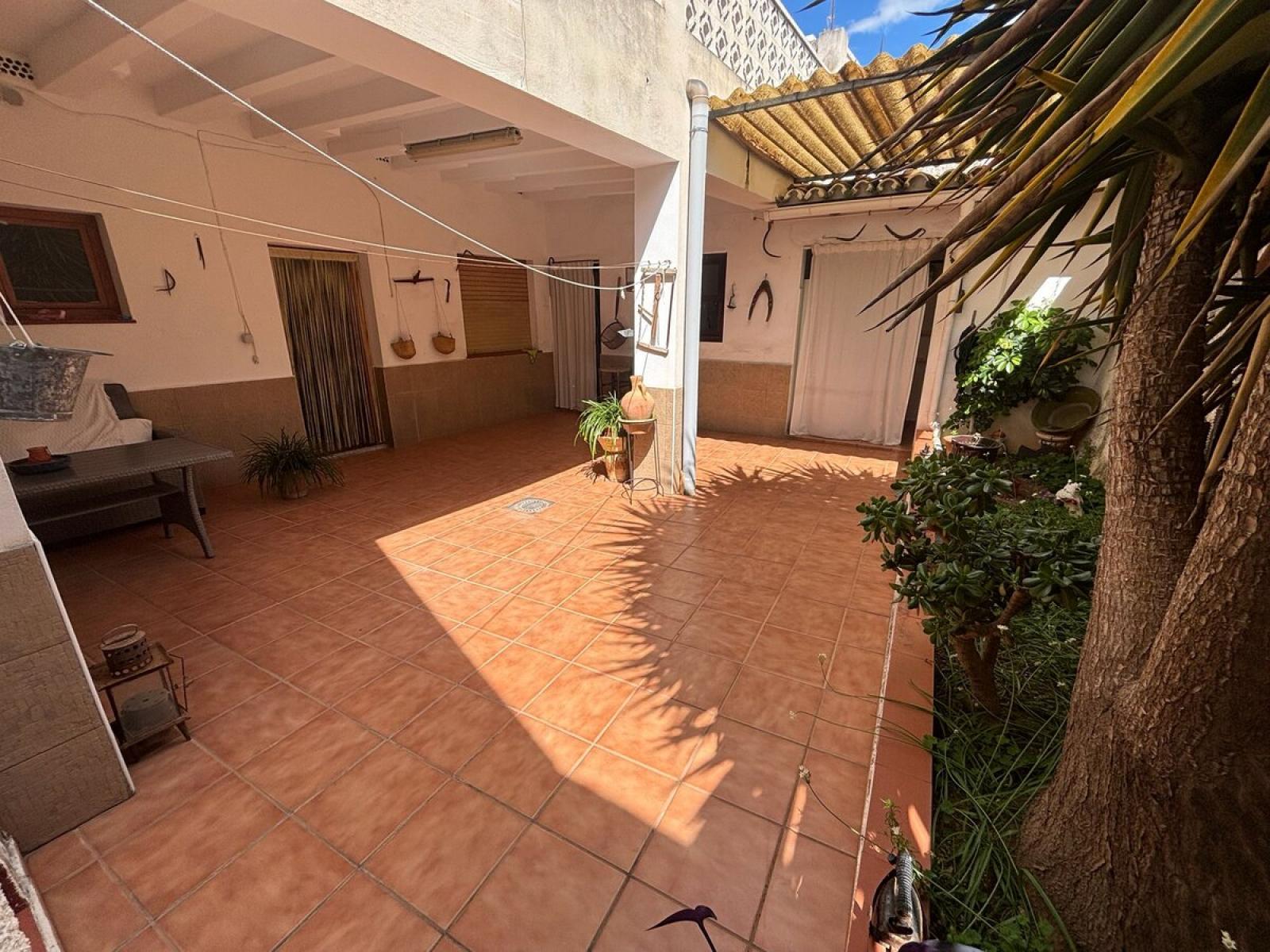 Casa de pueblo en venta en Pedreguer. La propiedad cuenta con una superficie de 256 m2 mientras que la parcela abarca 196 m2. La vivienda se sitúa en la planta baja y posee 3 dormitorios y 2 baños. Se ubica en la zona de Centro de Pedreguer.